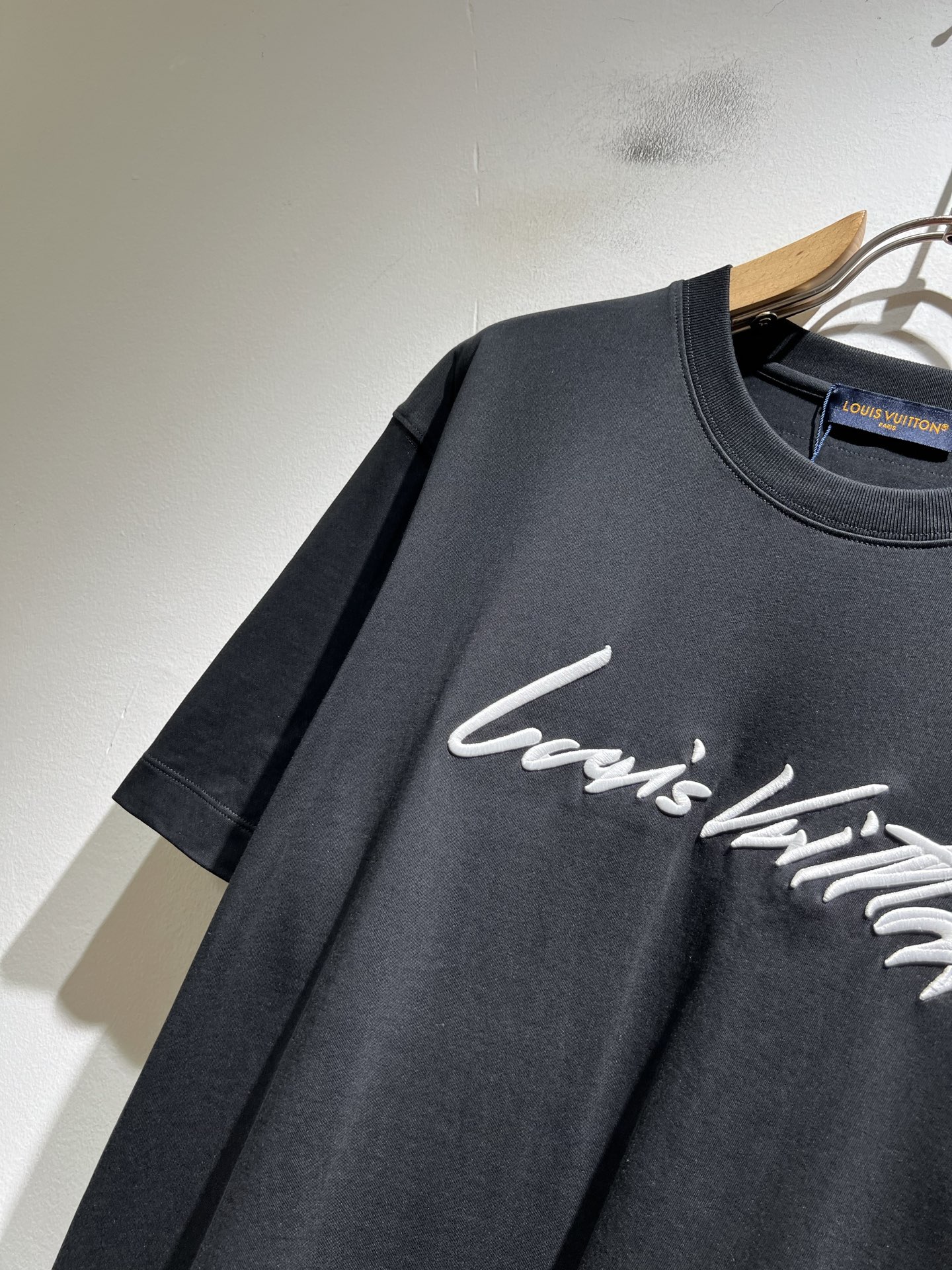 LouisVuitt*路易*登 2026春夏全新系列单品上线，非常时髦前卫的一款男女同款短袖T恤，标识l