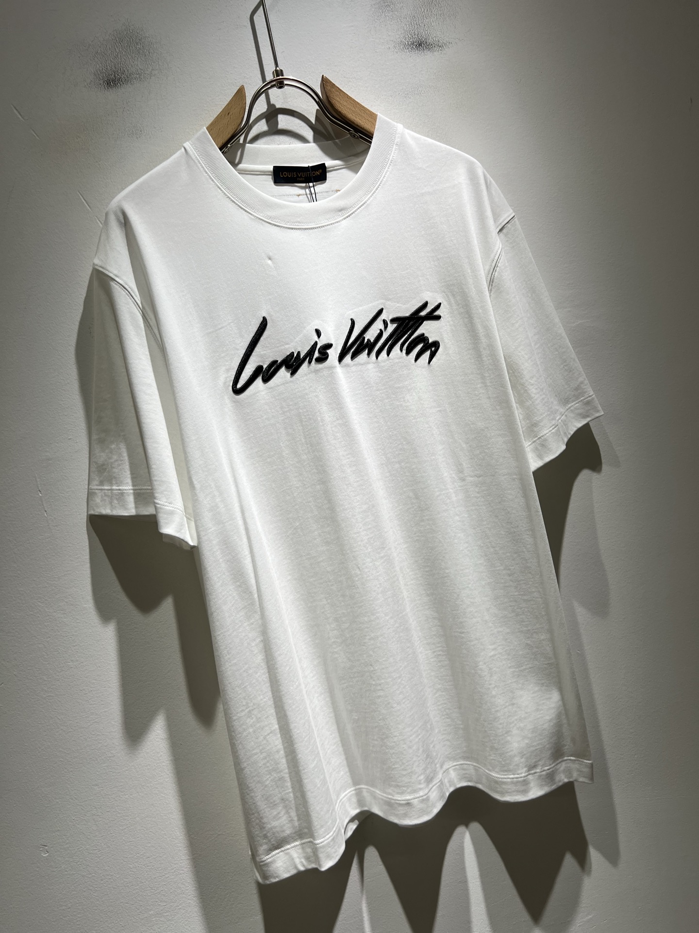 LouisVuitt*路易*登 2026春夏全新系列单品上线，非常时髦前卫的一款男女同款短袖T恤，标识l