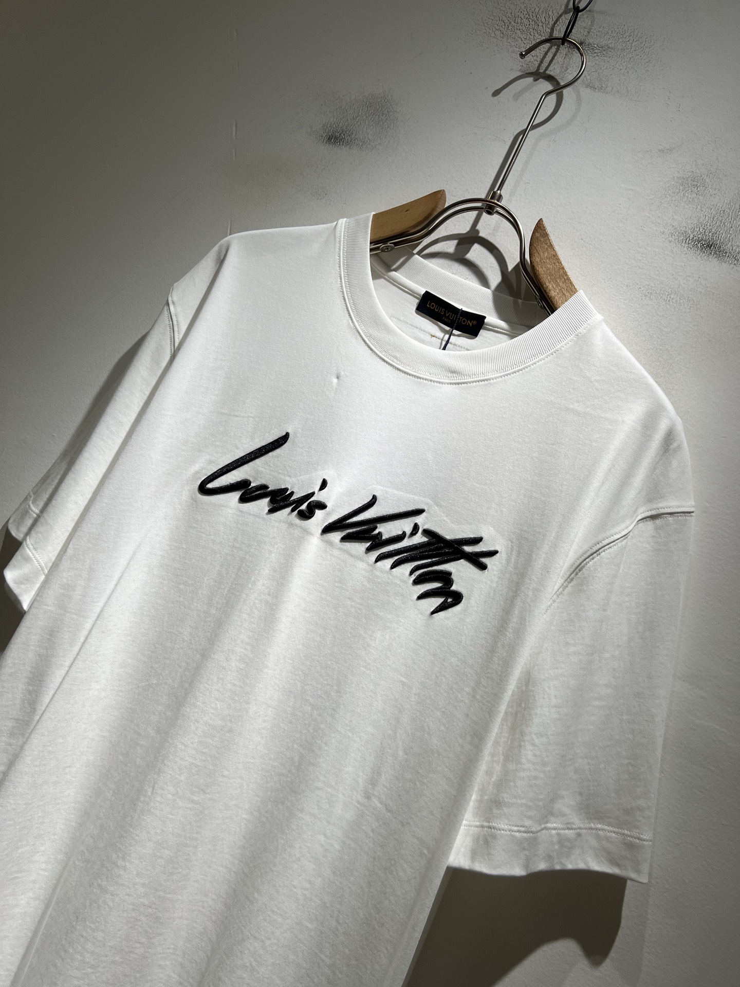 LouisVuitt*路易*登 2026春夏全新系列单品上线，非常时髦前卫的一款男女同款短袖T恤，标识l