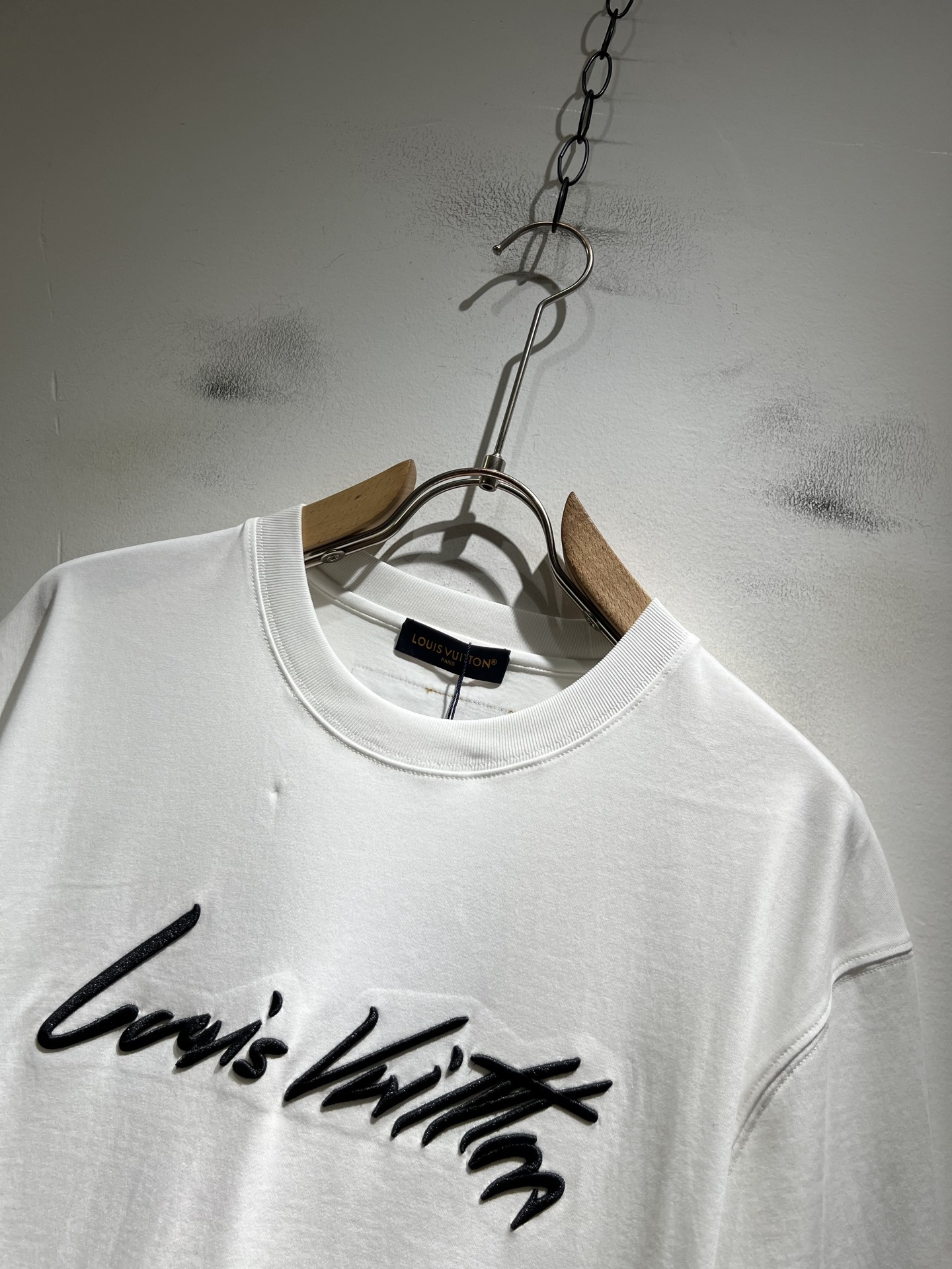 LouisVuitt*路易*登 2026春夏全新系列单品上线，非常时髦前卫的一款男女同款短袖T恤，标识l