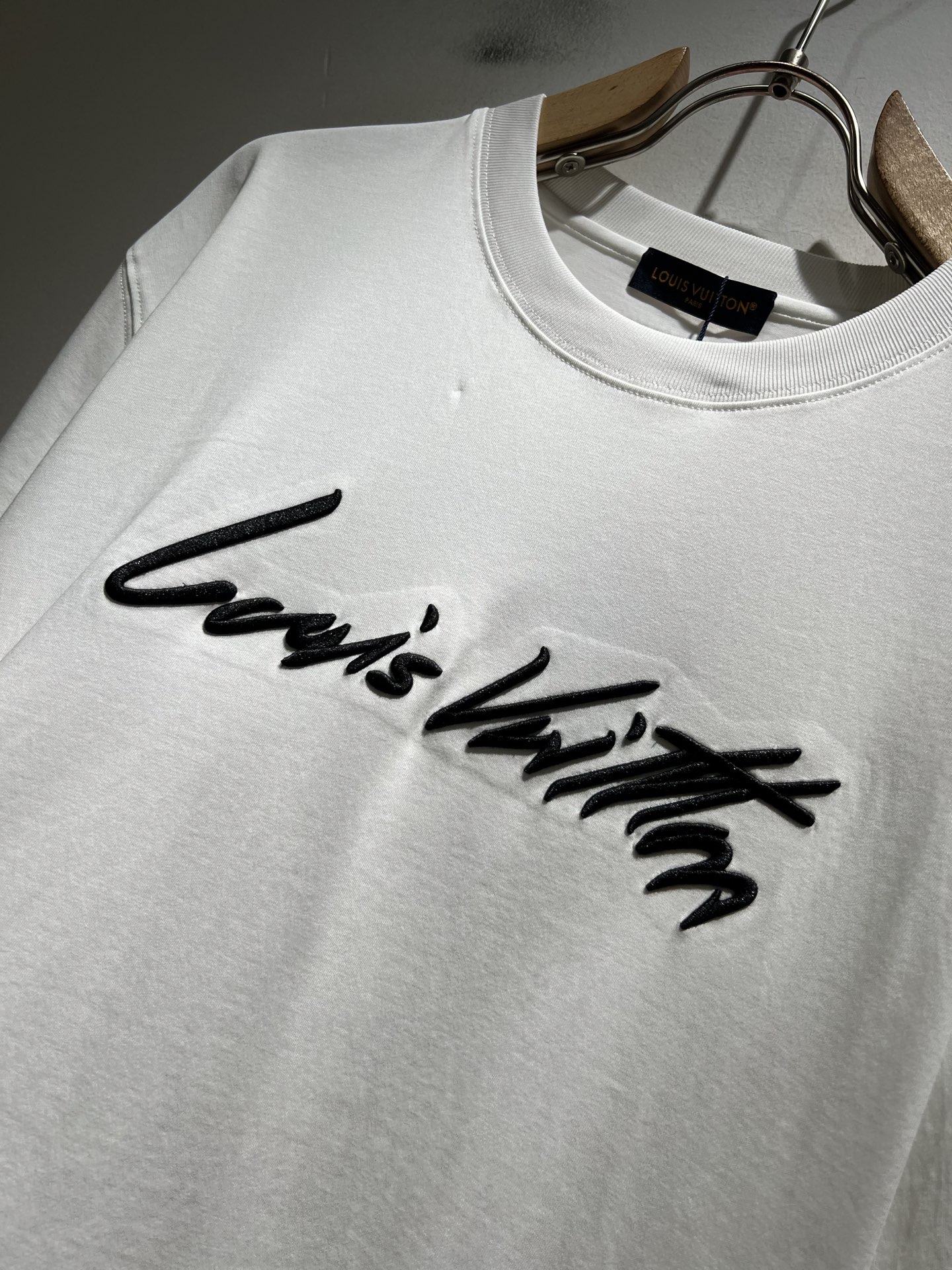 LouisVuitt*路易*登 2026春夏全新系列单品上线，非常时髦前卫的一款男女同款短袖T恤，标识l