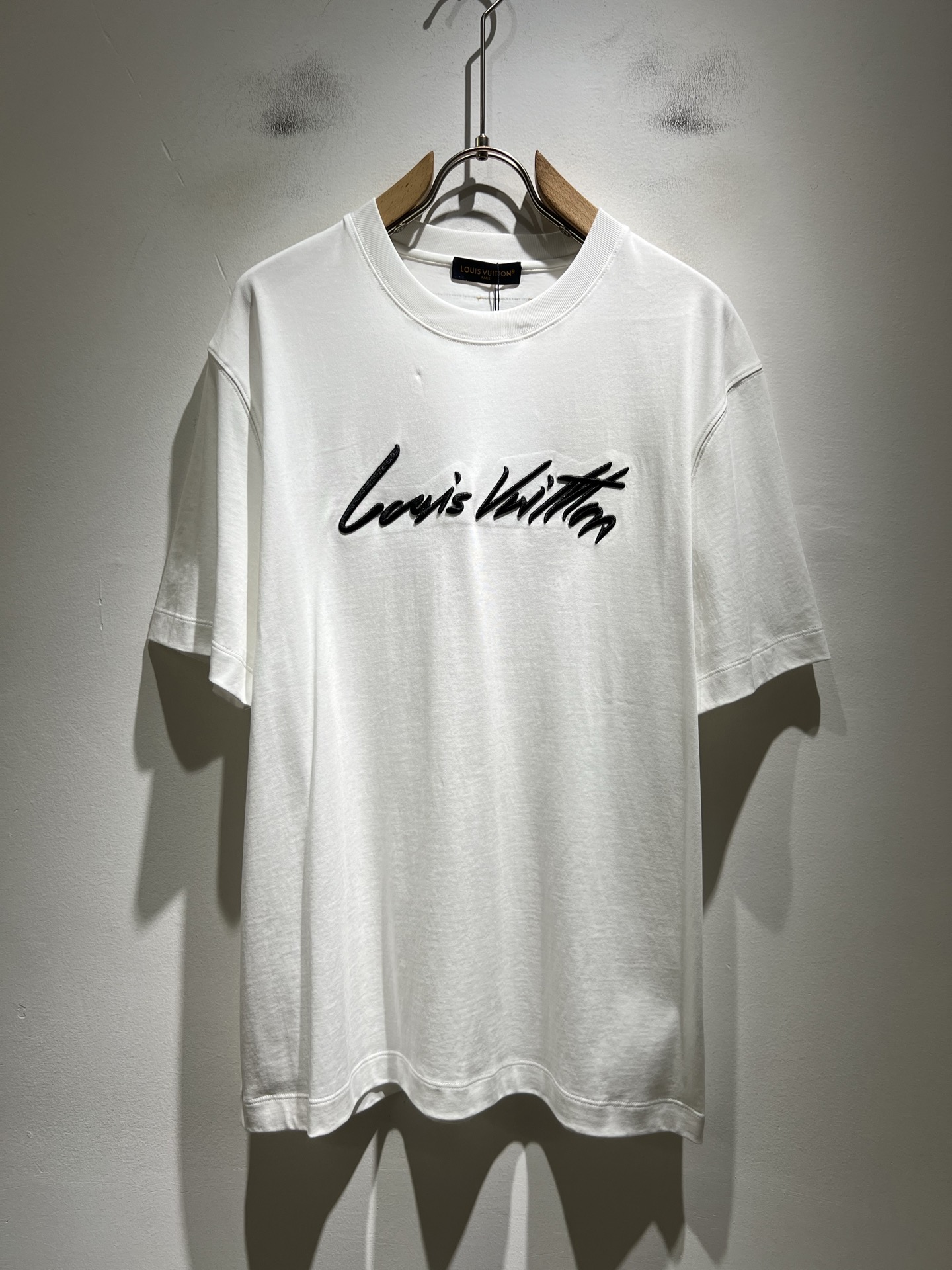 LouisVuitt*路易*登 2026春夏全新系列单品上线，非常时髦前卫的一款男女同款短袖T恤，标识l
