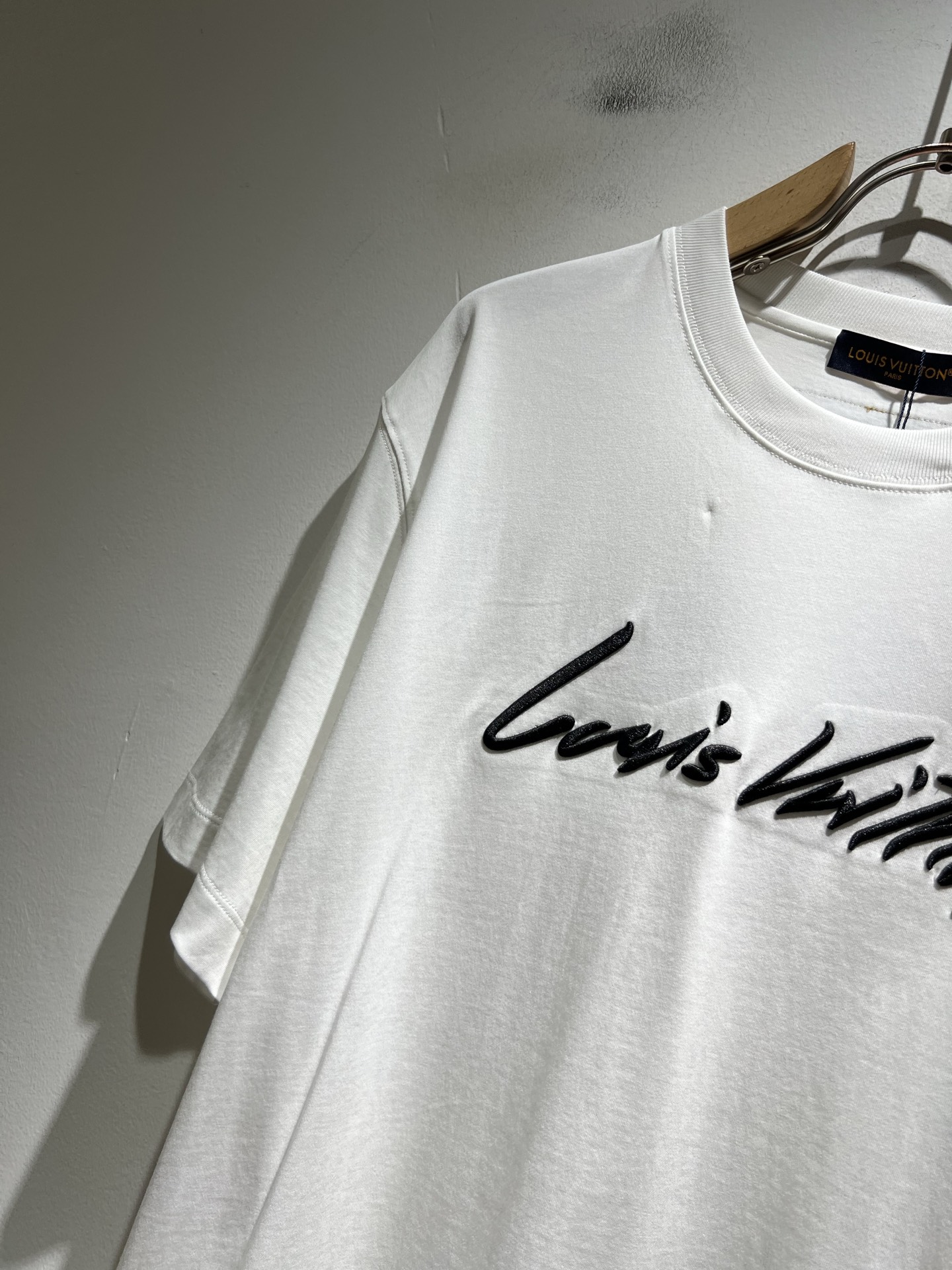 LouisVuitt*路易*登 2026春夏全新系列单品上线，非常时髦前卫的一款男女同款短袖T恤，标识l