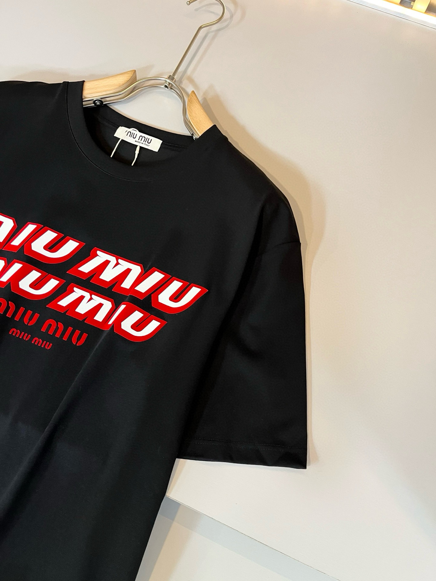 MIUMIU 谬谬2026春夏新款男女同款👫短袖T恤，品牌最新设计元素！既不单调也不复杂,恰到好处的展现