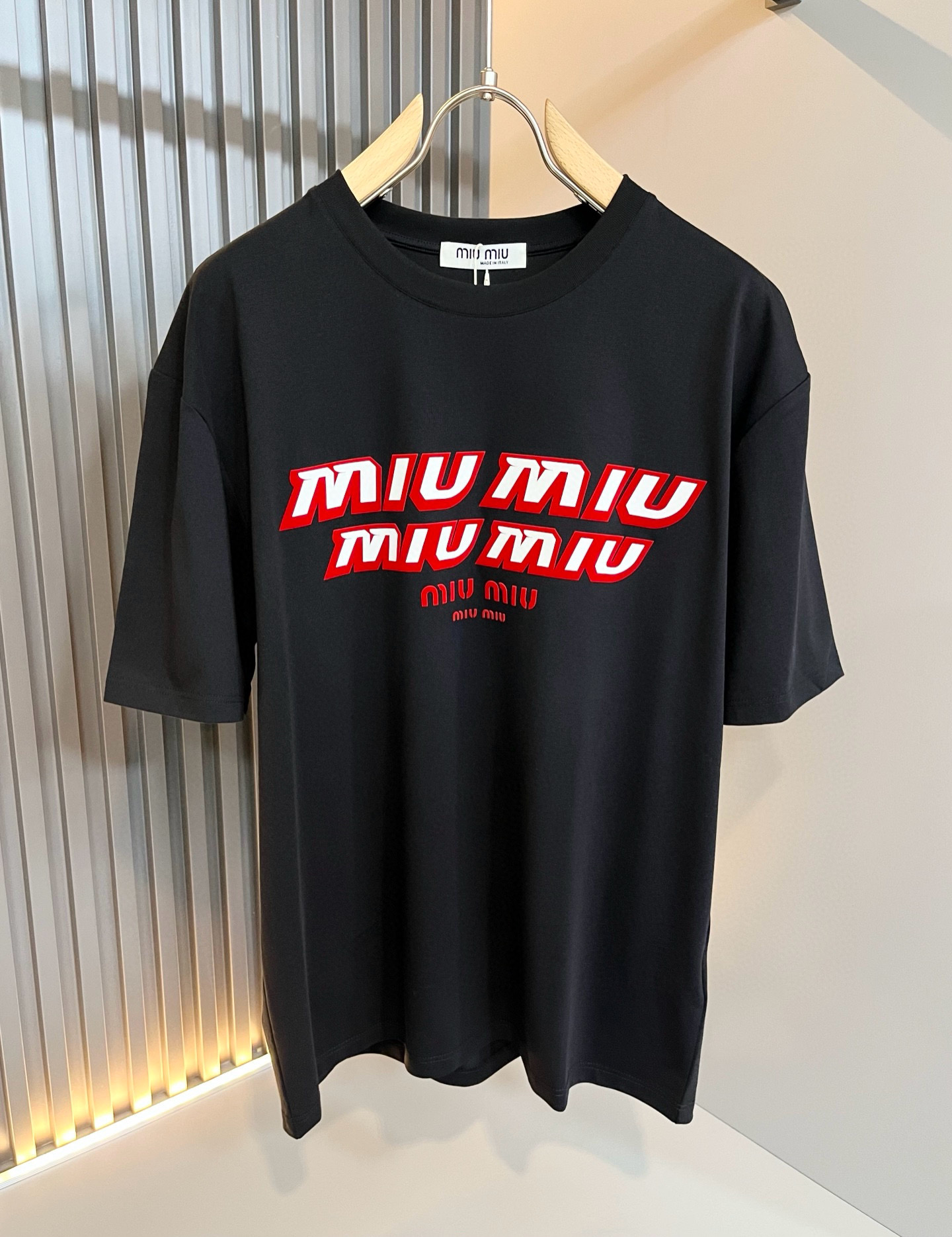 MIUMIU 谬谬2026春夏新款男女同款👫短袖T恤，品牌最新设计元素！既不单调也不复杂,恰到好处的展现