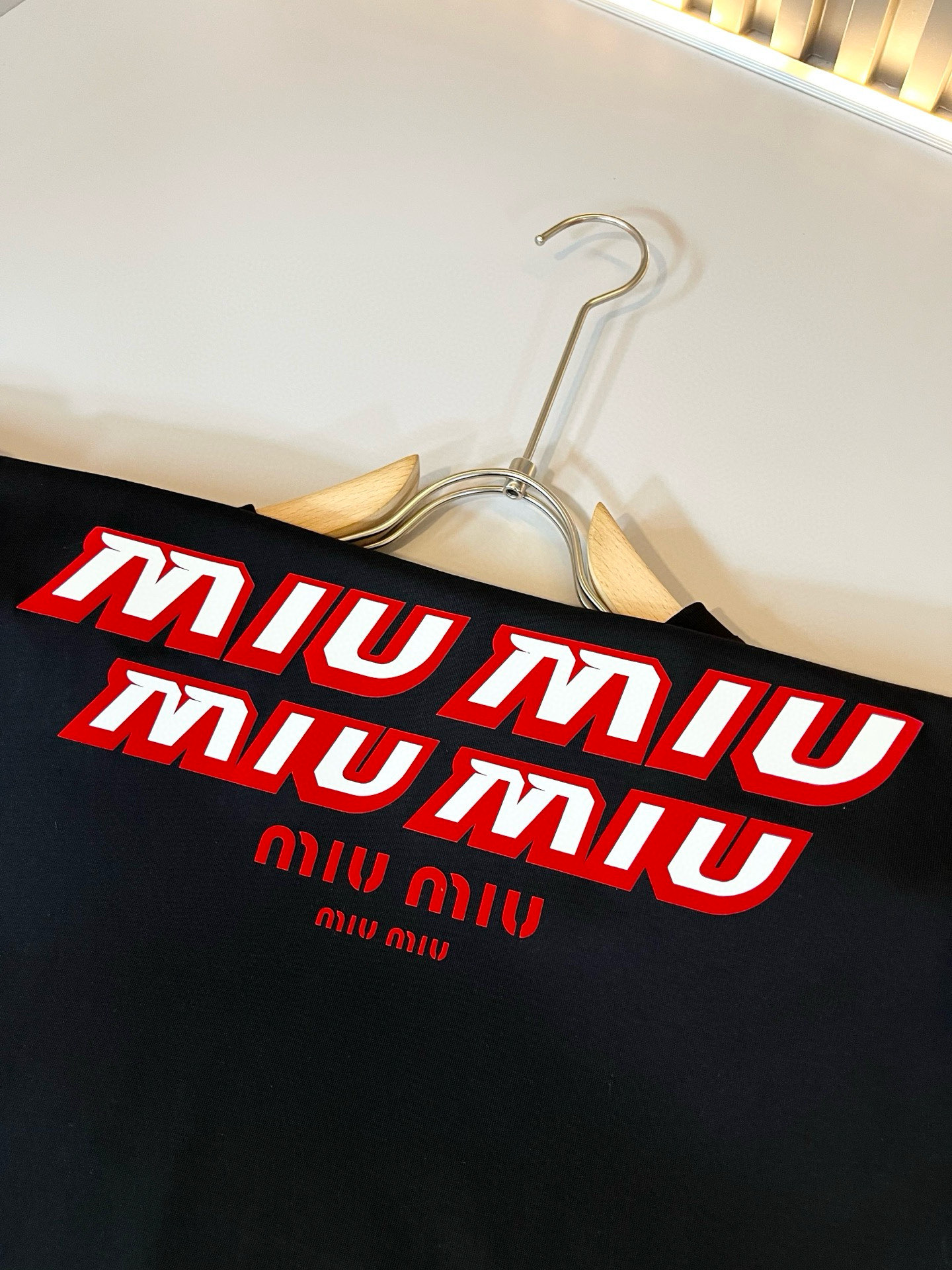 MIUMIU 谬谬2026春夏新款男女同款👫短袖T恤，品牌最新设计元素！既不单调也不复杂,恰到好处的展现