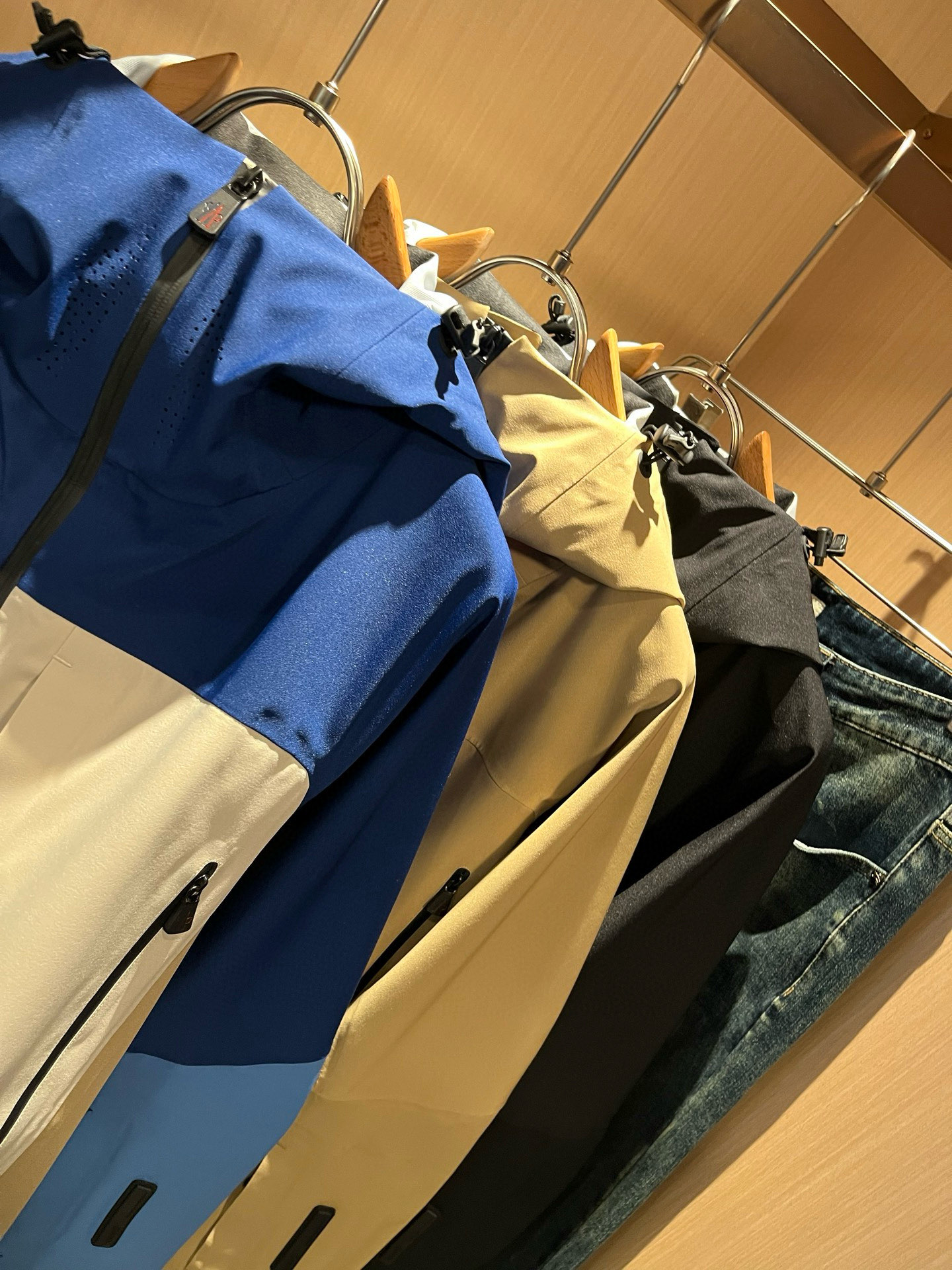 Monc*ler蒙*口2026春夏经典新款冲锋衣夹克外套，都市时尚休闲连帽款 超薄面料超软面料帅酷爆冲锋