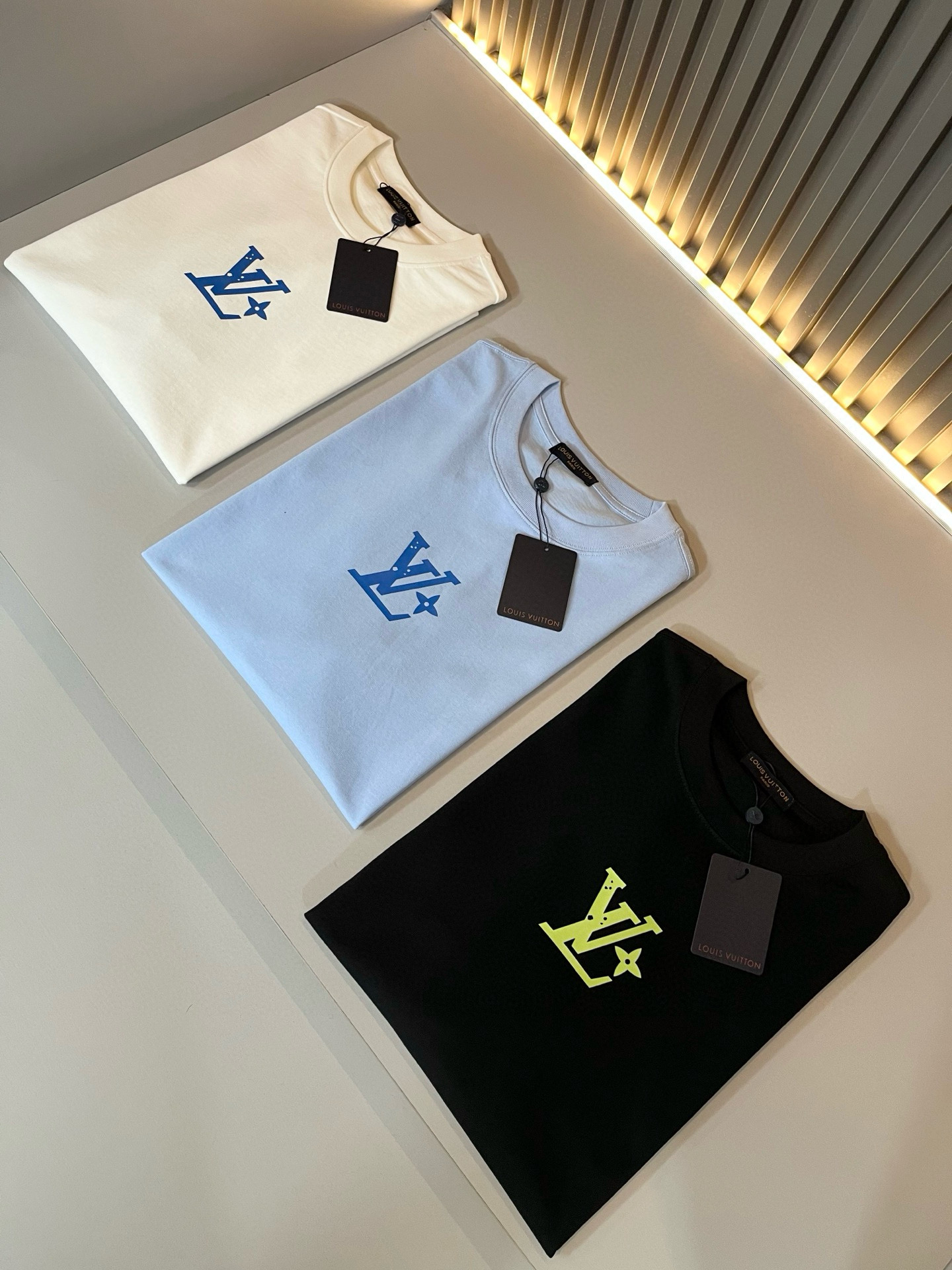 LouisVuitt*路易*登 2026春夏全新系列单品上线，非常时髦前卫的一款男女同款短袖T恤，标识l