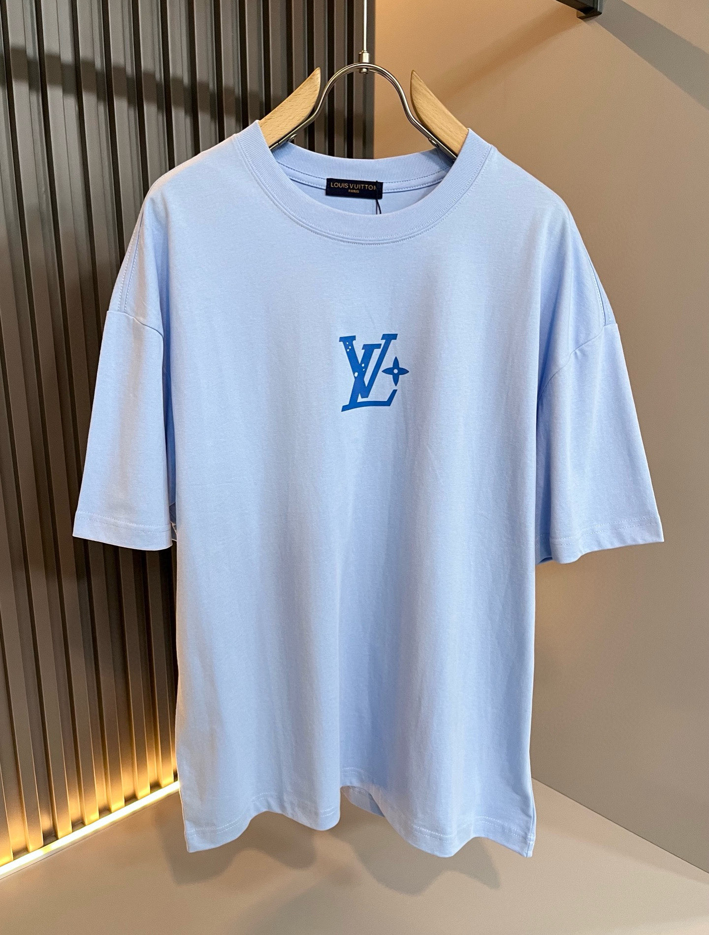 LouisVuitt*路易*登 2026春夏全新系列单品上线，非常时髦前卫的一款男女同款短袖T恤，标识l