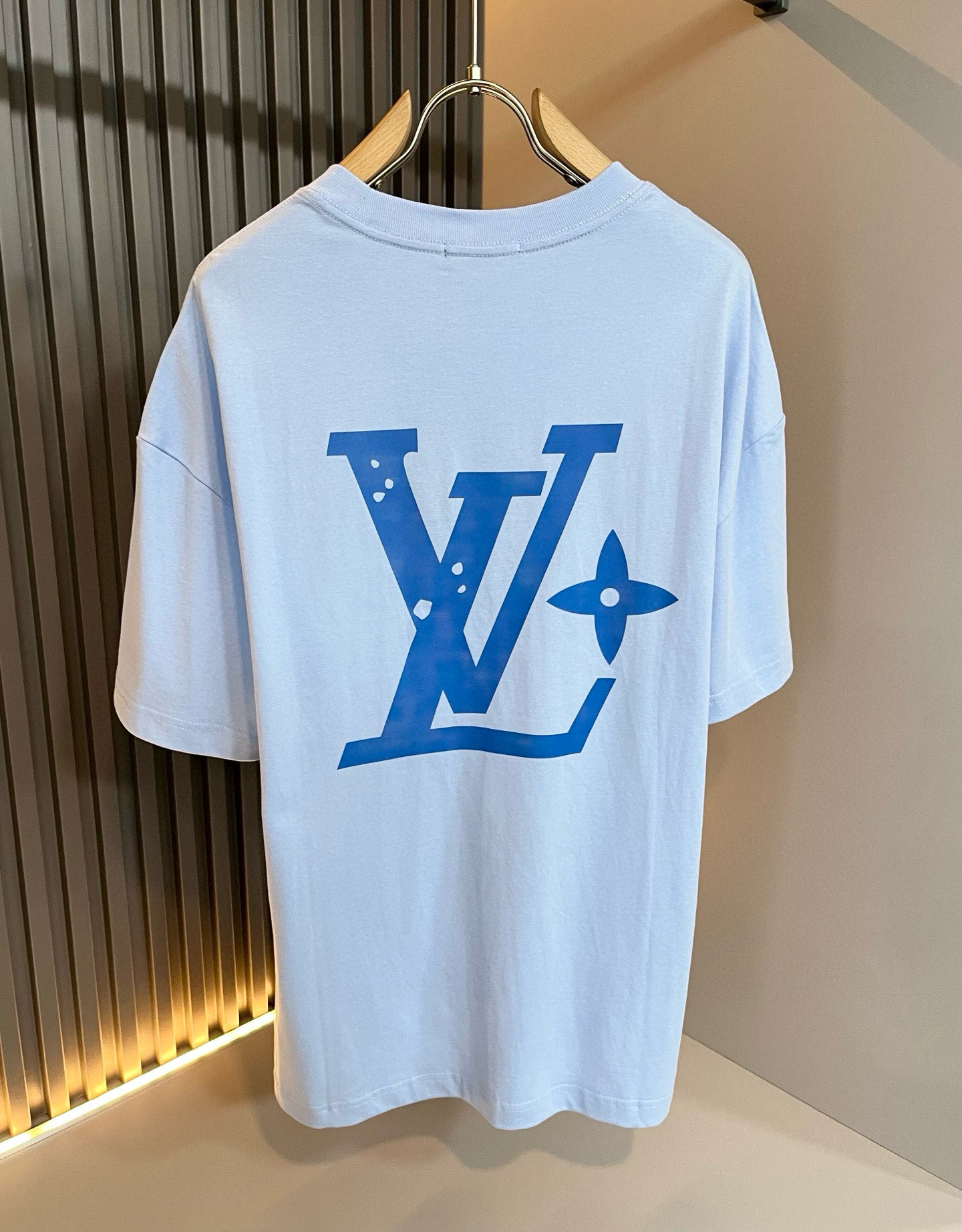LouisVuitt*路易*登 2026春夏全新系列单品上线，非常时髦前卫的一款男女同款短袖T恤，标识l