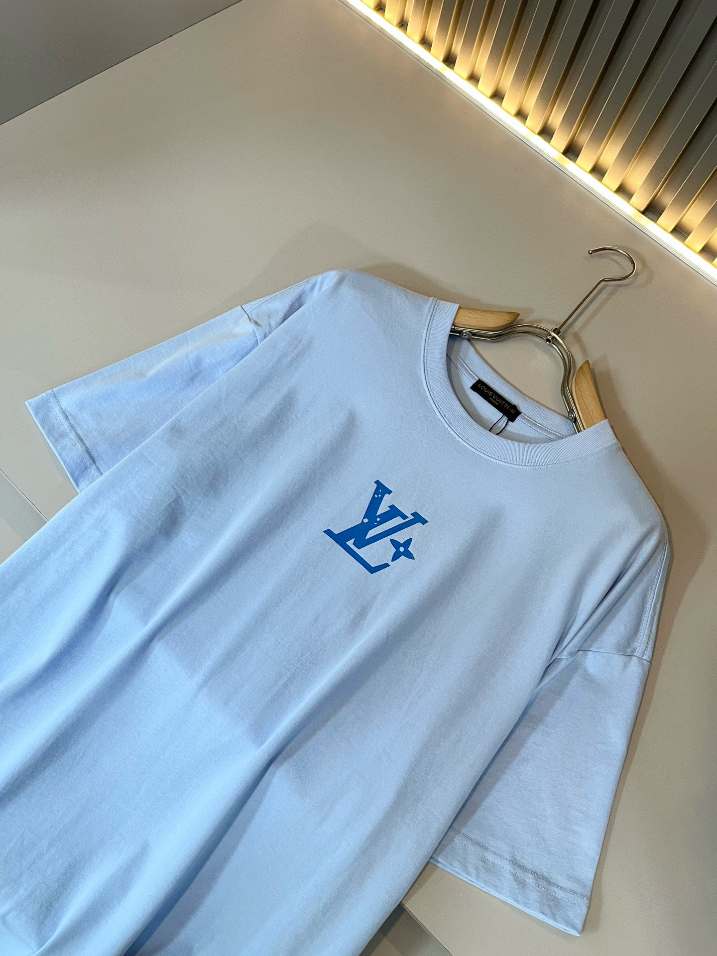 LouisVuitt*路易*登 2026春夏全新系列单品上线，非常时髦前卫的一款男女同款短袖T恤，标识l
