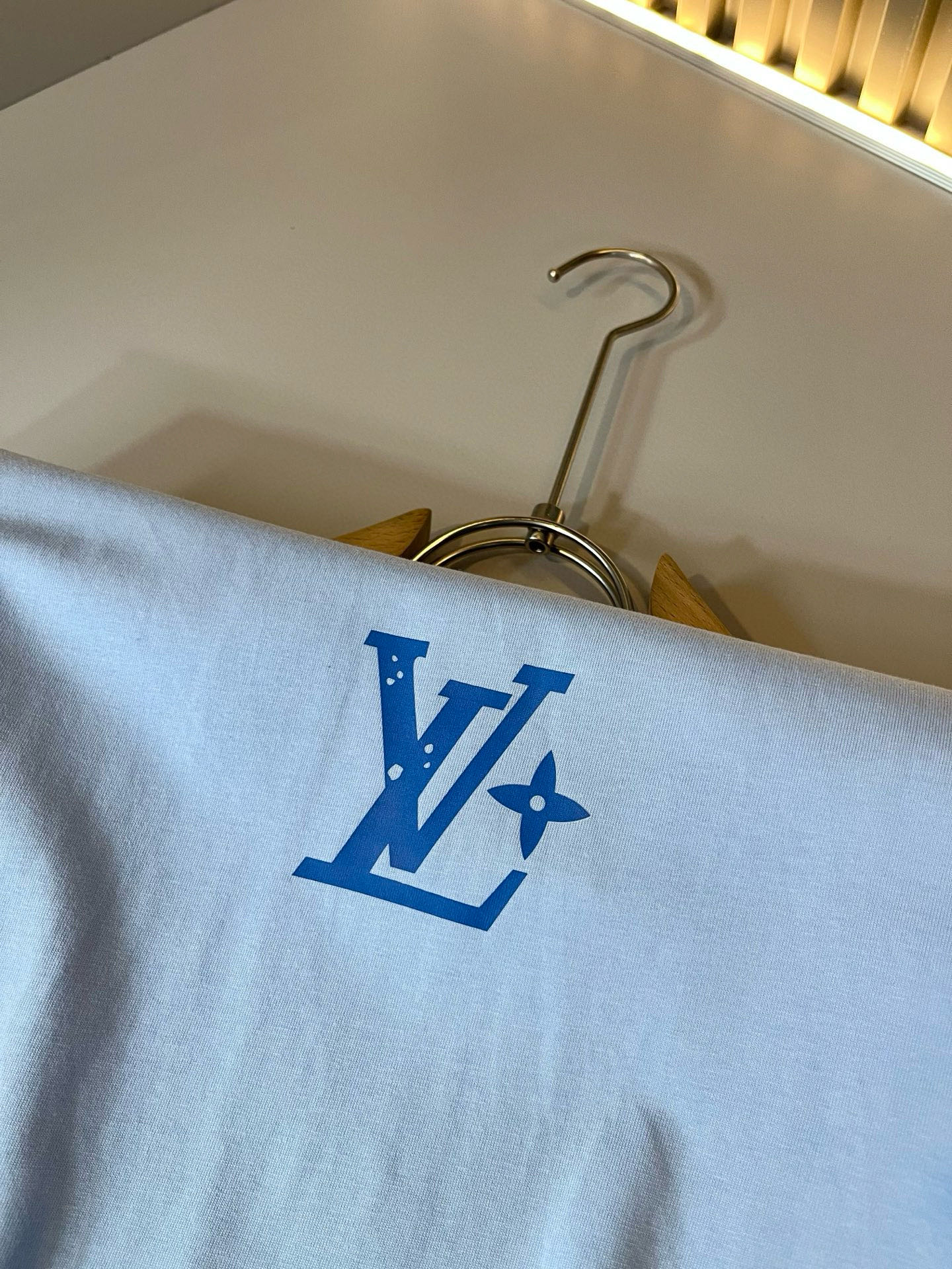 LouisVuitt*路易*登 2026春夏全新系列单品上线，非常时髦前卫的一款男女同款短袖T恤，标识l