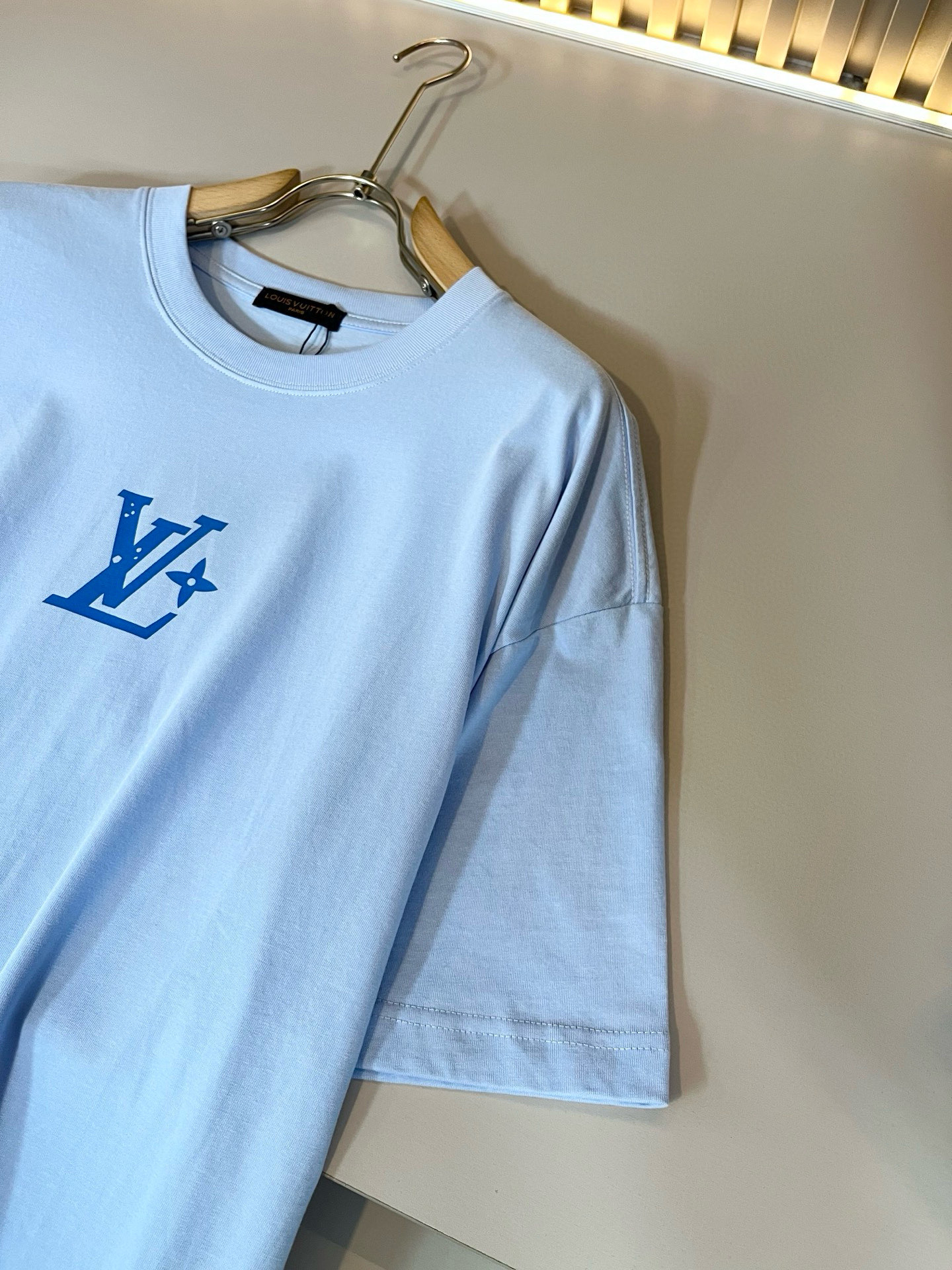 LouisVuitt*路易*登 2026春夏全新系列单品上线，非常时髦前卫的一款男女同款短袖T恤，标识l