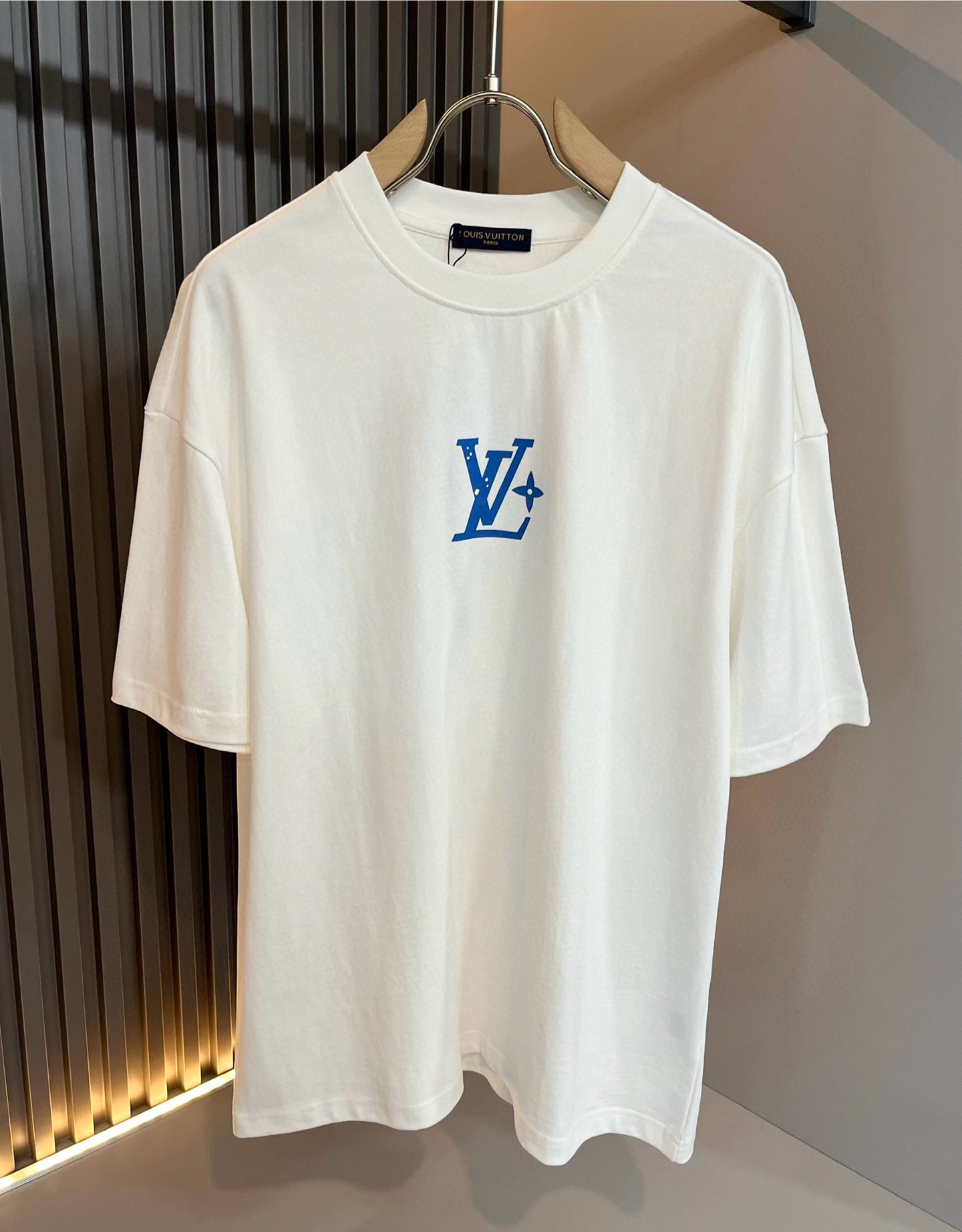 LouisVuitt*路易*登 2026春夏全新系列单品上线，非常时髦前卫的一款男女同款短袖T恤，标识l