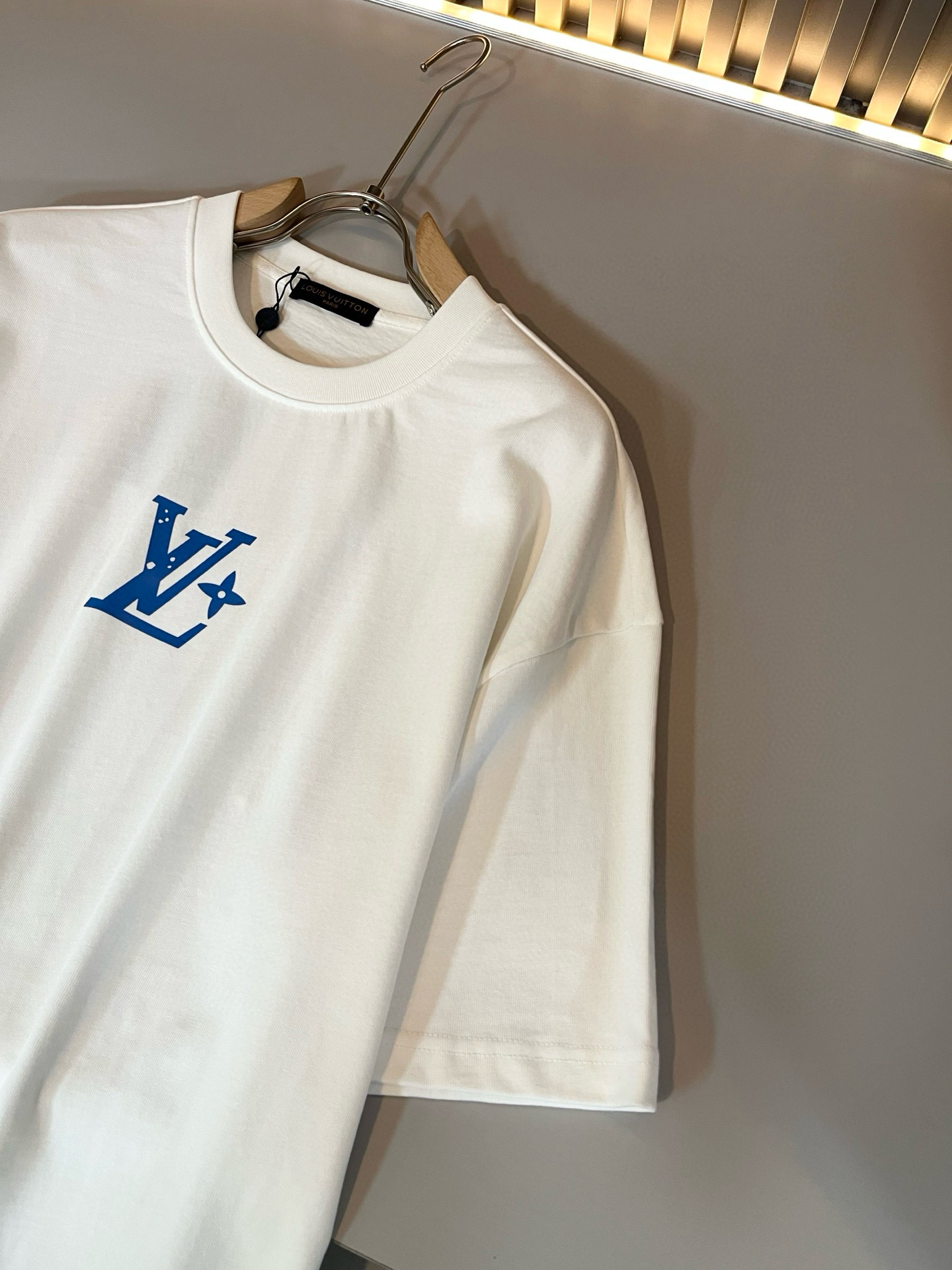 LouisVuitt*路易*登 2026春夏全新系列单品上线，非常时髦前卫的一款男女同款短袖T恤，标识l