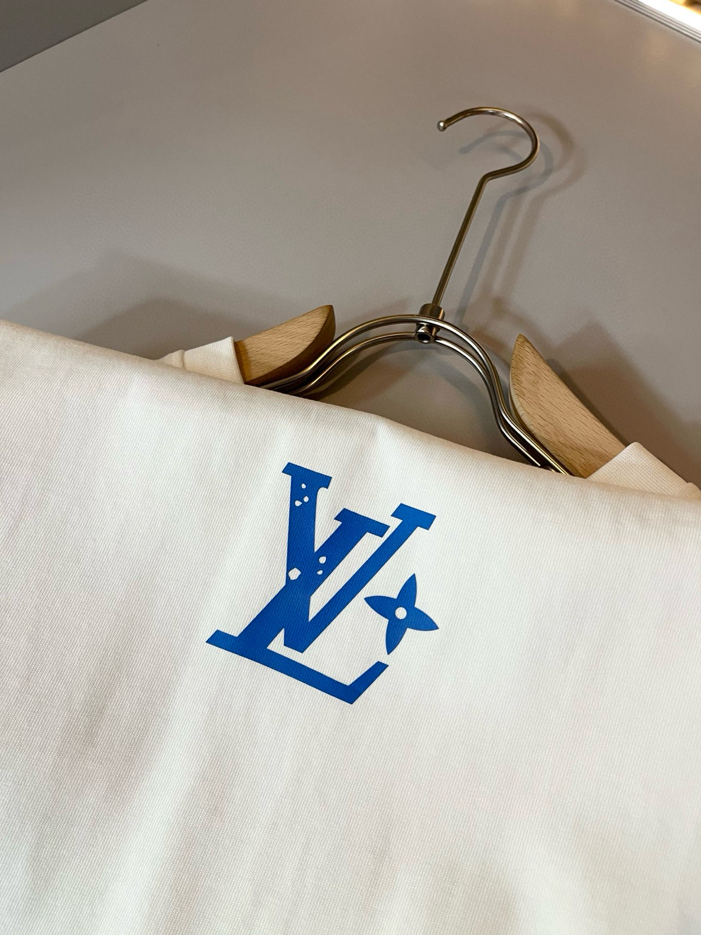 LouisVuitt*路易*登 2026春夏全新系列单品上线，非常时髦前卫的一款男女同款短袖T恤，标识l