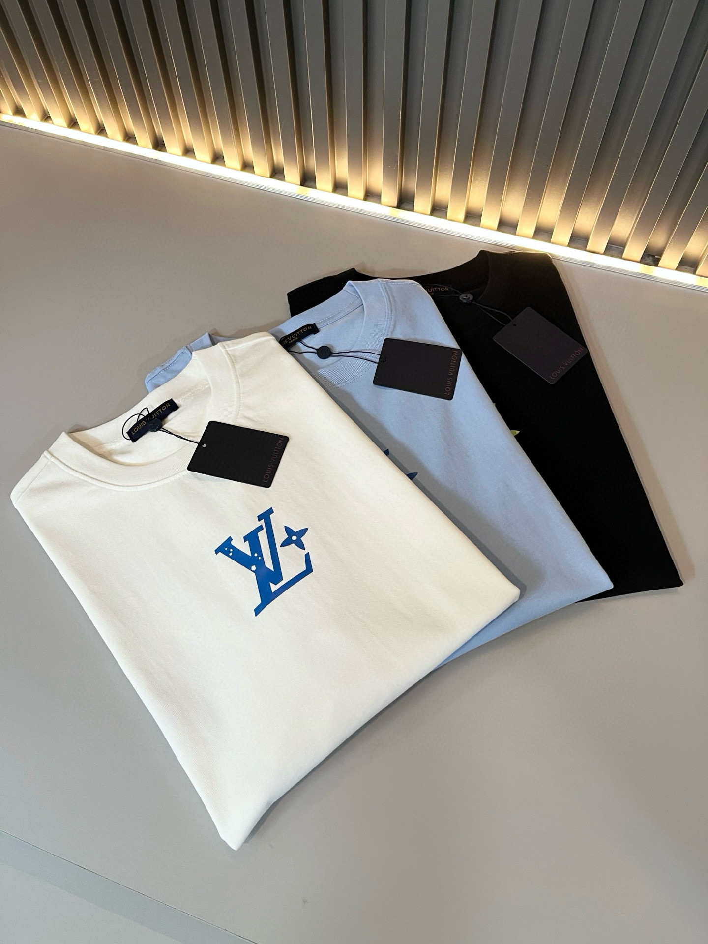 LouisVuitt*路易*登 2026春夏全新系列单品上线，非常时髦前卫的一款男女同款短袖T恤，标识l