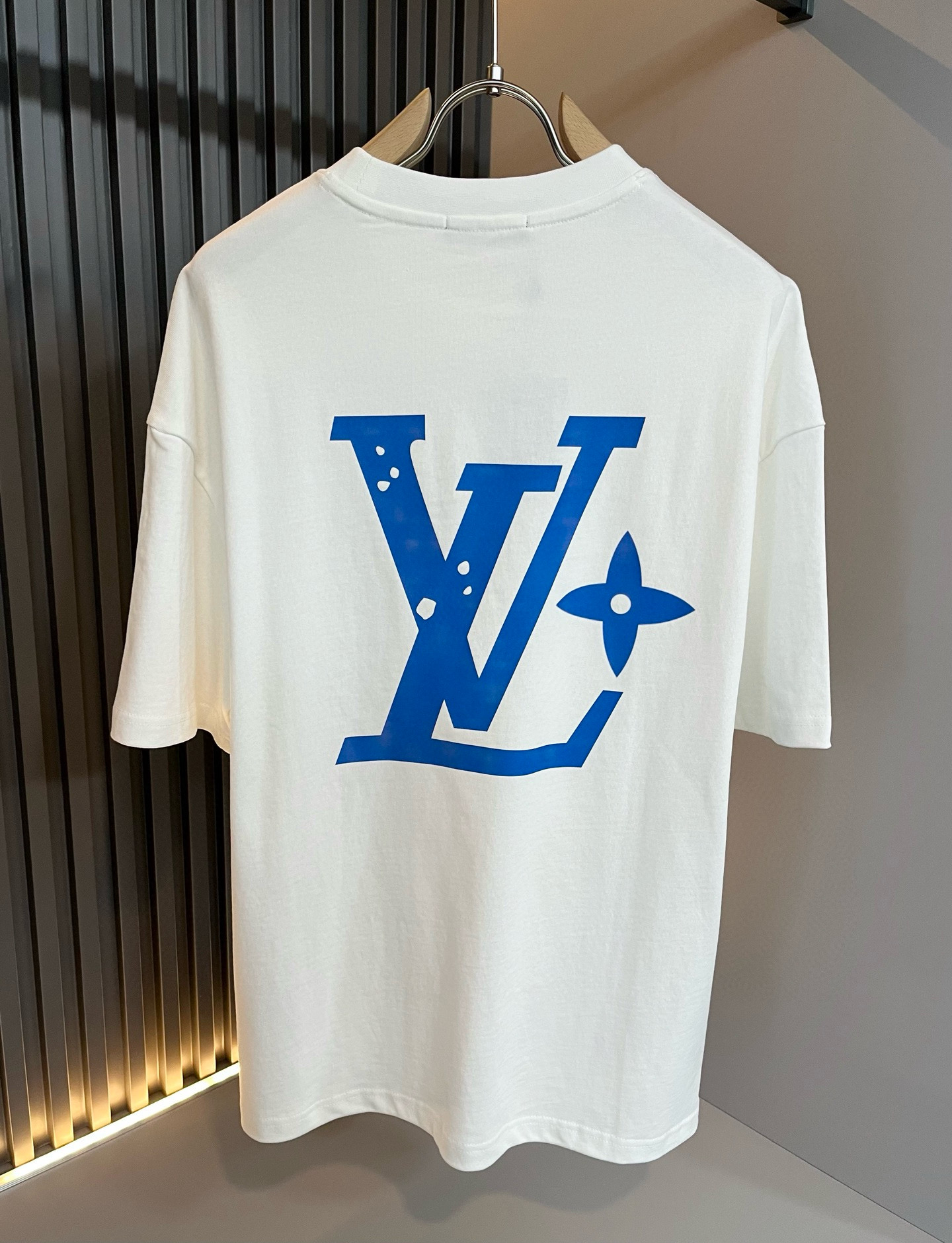 LouisVuitt*路易*登 2026春夏全新系列单品上线，非常时髦前卫的一款男女同款短袖T恤，标识l
