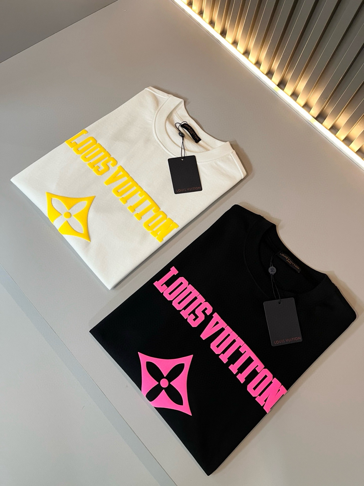 LouisVuitt*路易*登 2026春夏全新系列单品上线，非常时髦前卫的一款男女同款短袖T恤，标识l