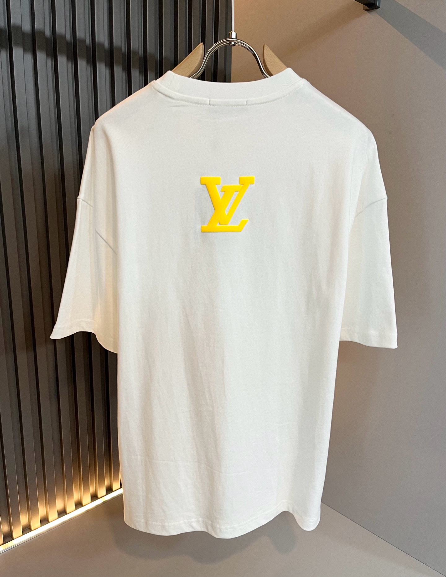 LouisVuitt*路易*登 2026春夏全新系列单品上线，非常时髦前卫的一款男女同款短袖T恤，标识l