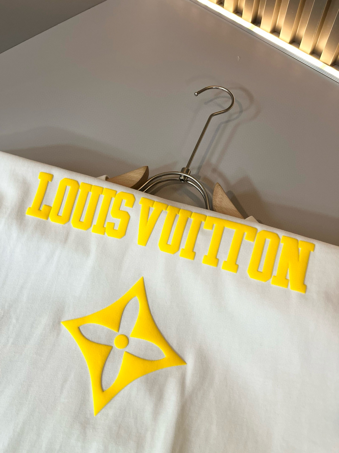 LouisVuitt*路易*登 2026春夏全新系列单品上线，非常时髦前卫的一款男女同款短袖T恤，标识l