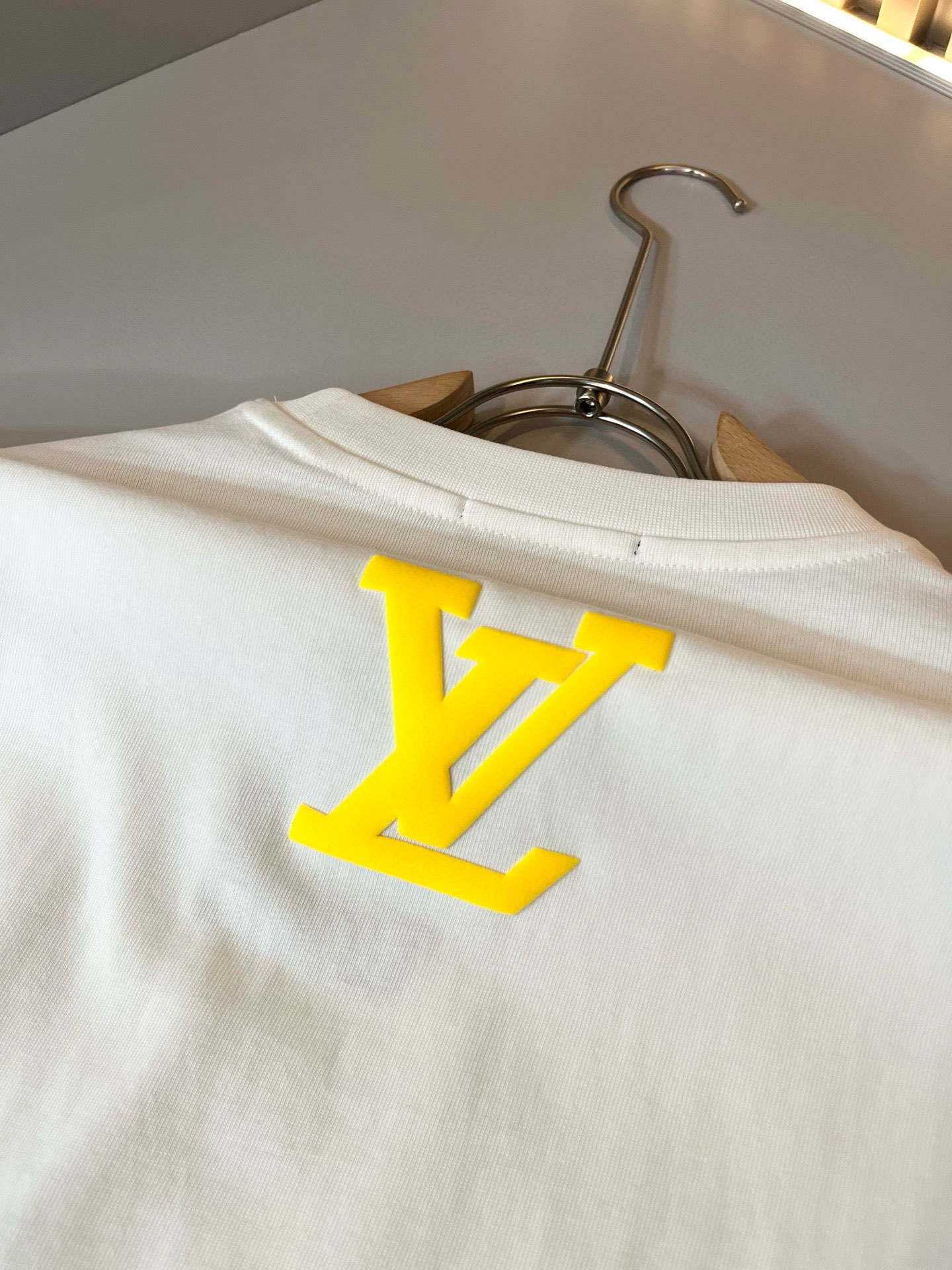 LouisVuitt*路易*登 2026春夏全新系列单品上线，非常时髦前卫的一款男女同款短袖T恤，标识l