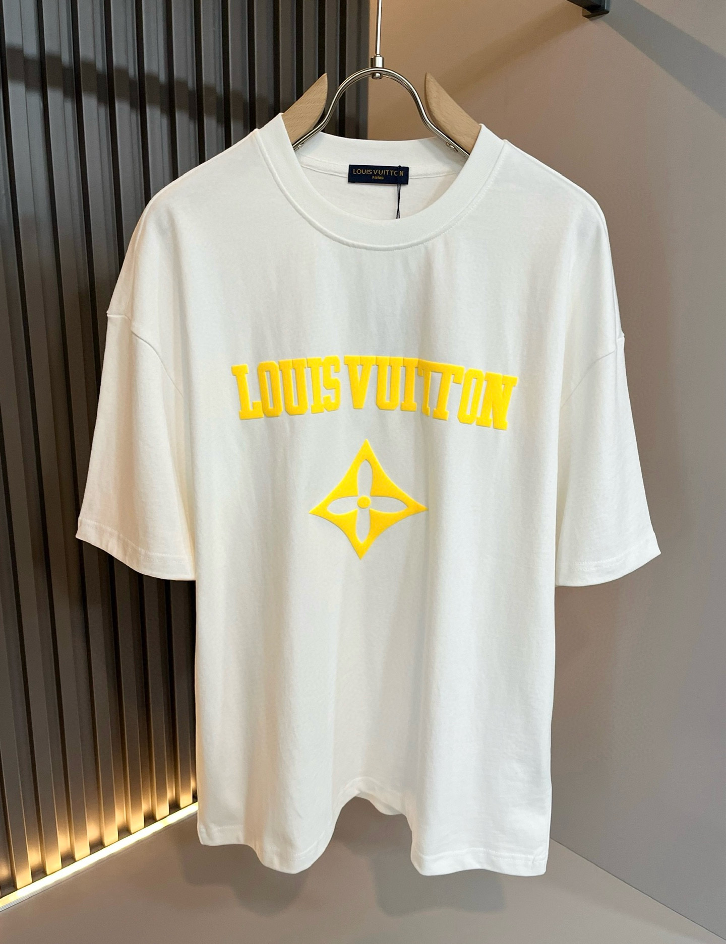 LouisVuitt*路易*登 2026春夏全新系列单品上线，非常时髦前卫的一款男女同款短袖T恤，标识l