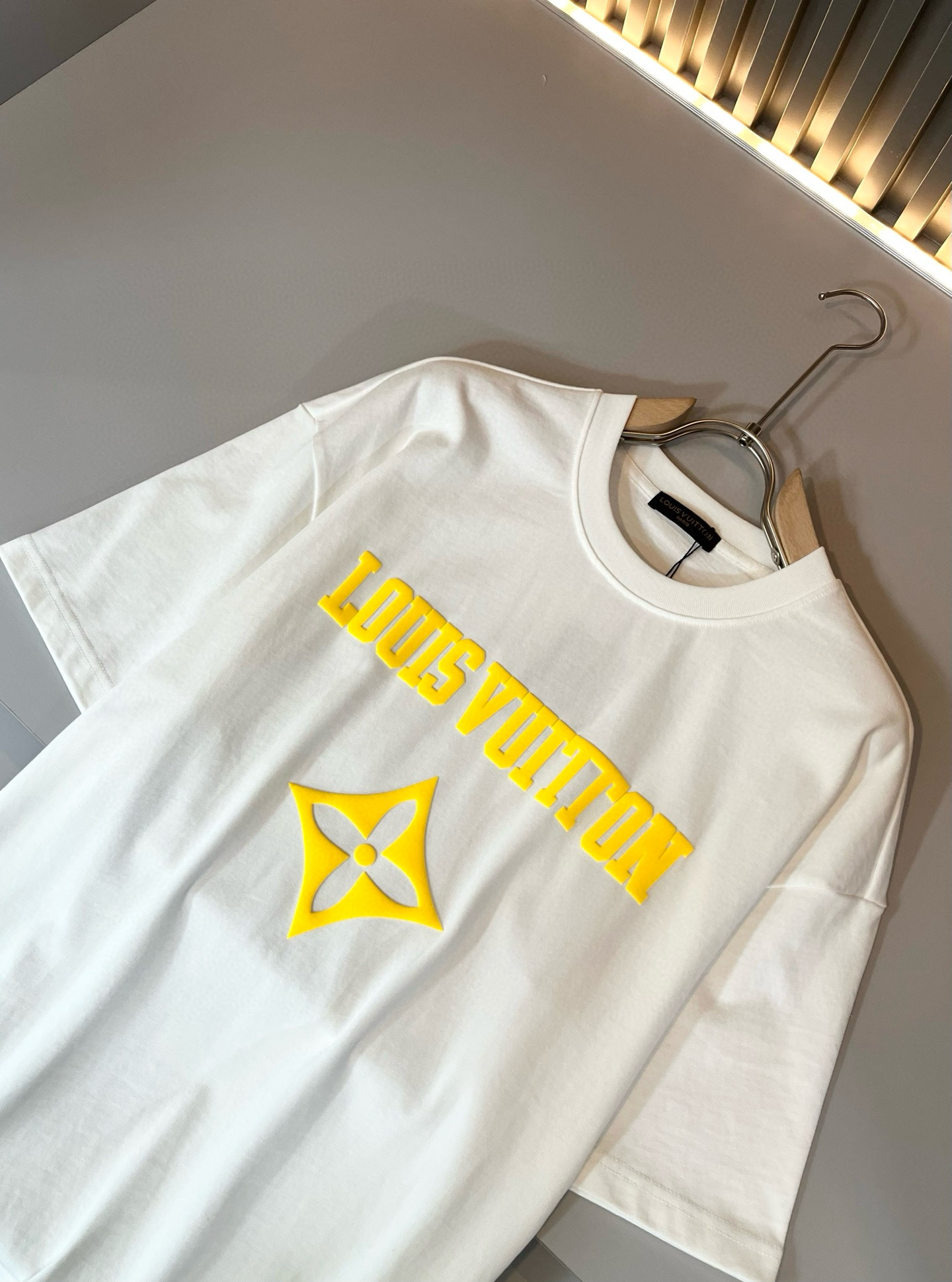 LouisVuitt*路易*登 2026春夏全新系列单品上线，非常时髦前卫的一款男女同款短袖T恤，标识l