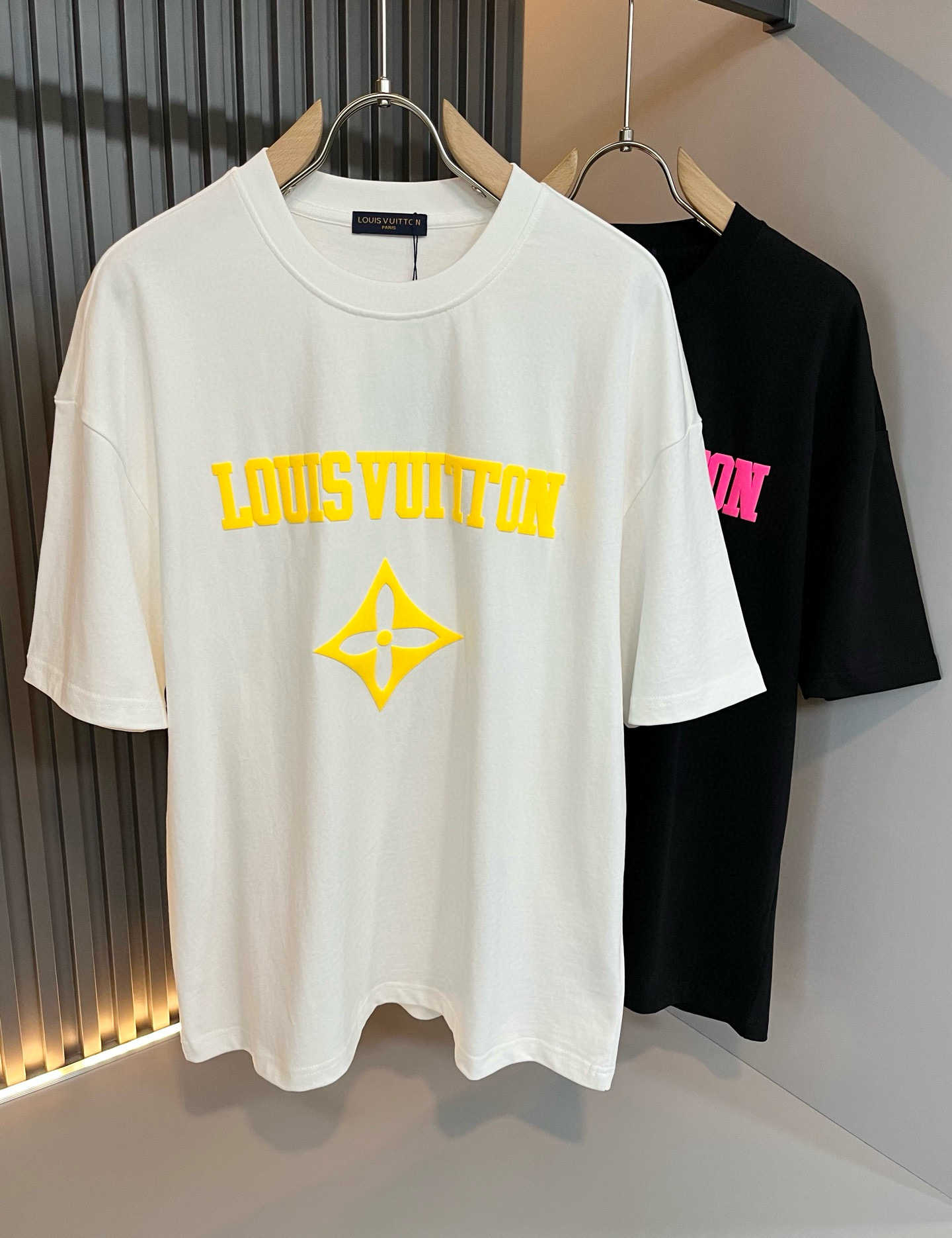 LouisVuitt*路易*登 2026春夏全新系列单品上线，非常时髦前卫的一款男女同款短袖T恤，标识l
