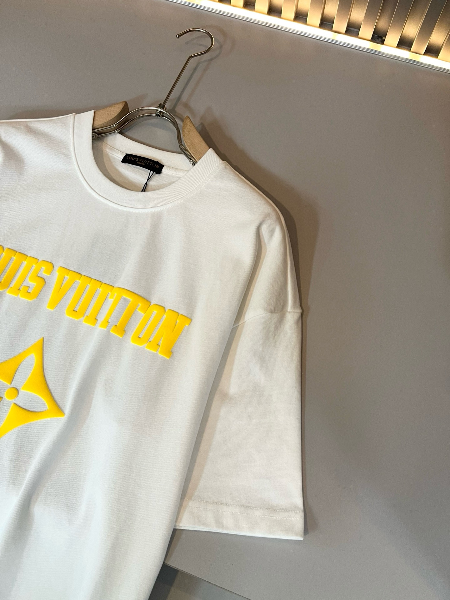 LouisVuitt*路易*登 2026春夏全新系列单品上线，非常时髦前卫的一款男女同款短袖T恤，标识l