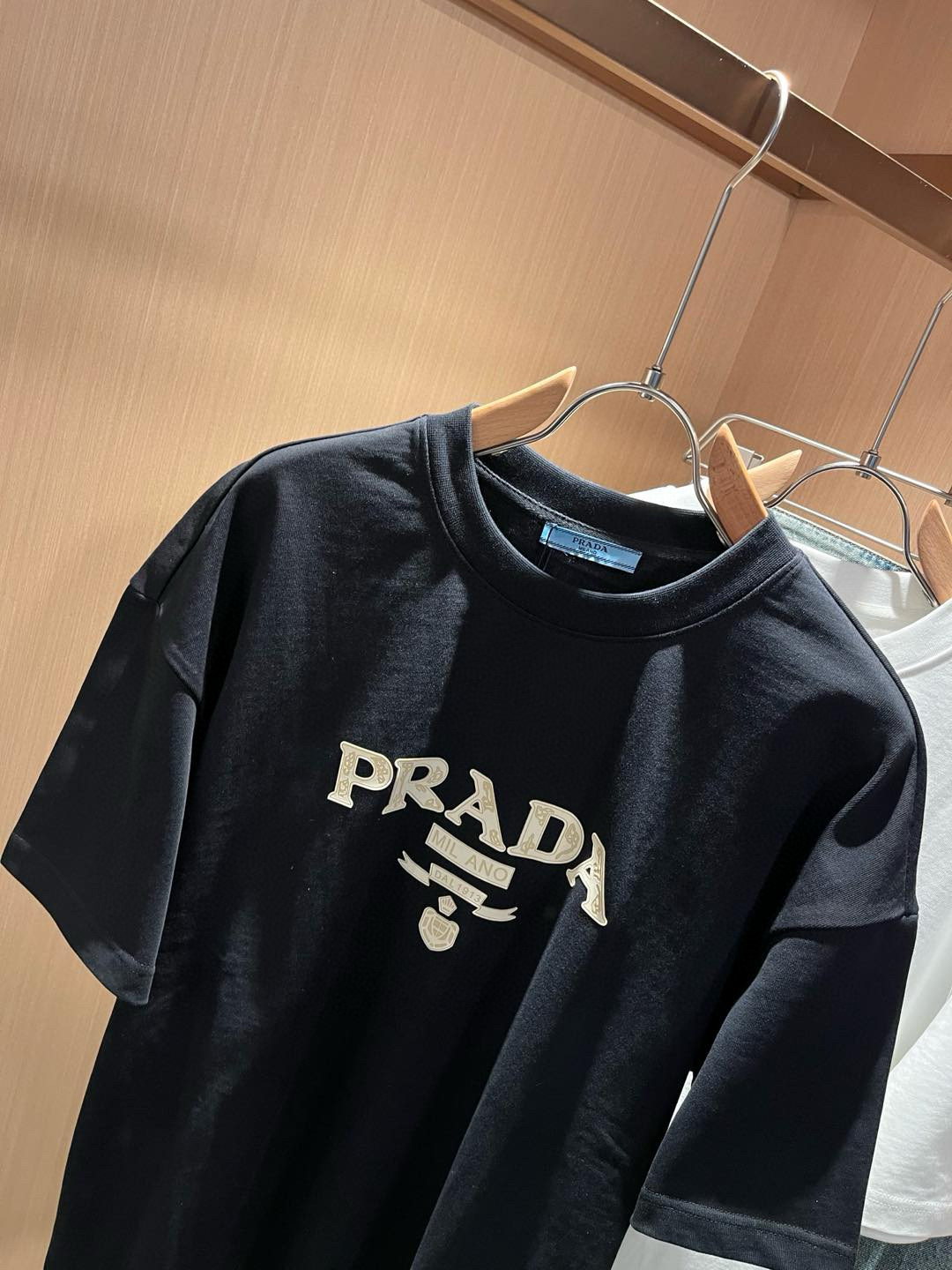 PRAD*A普*达2026春夏新款男女同款👫短袖T恤，最新款全网独家首上！！~既经典有时尚百搭，谁不爱啊