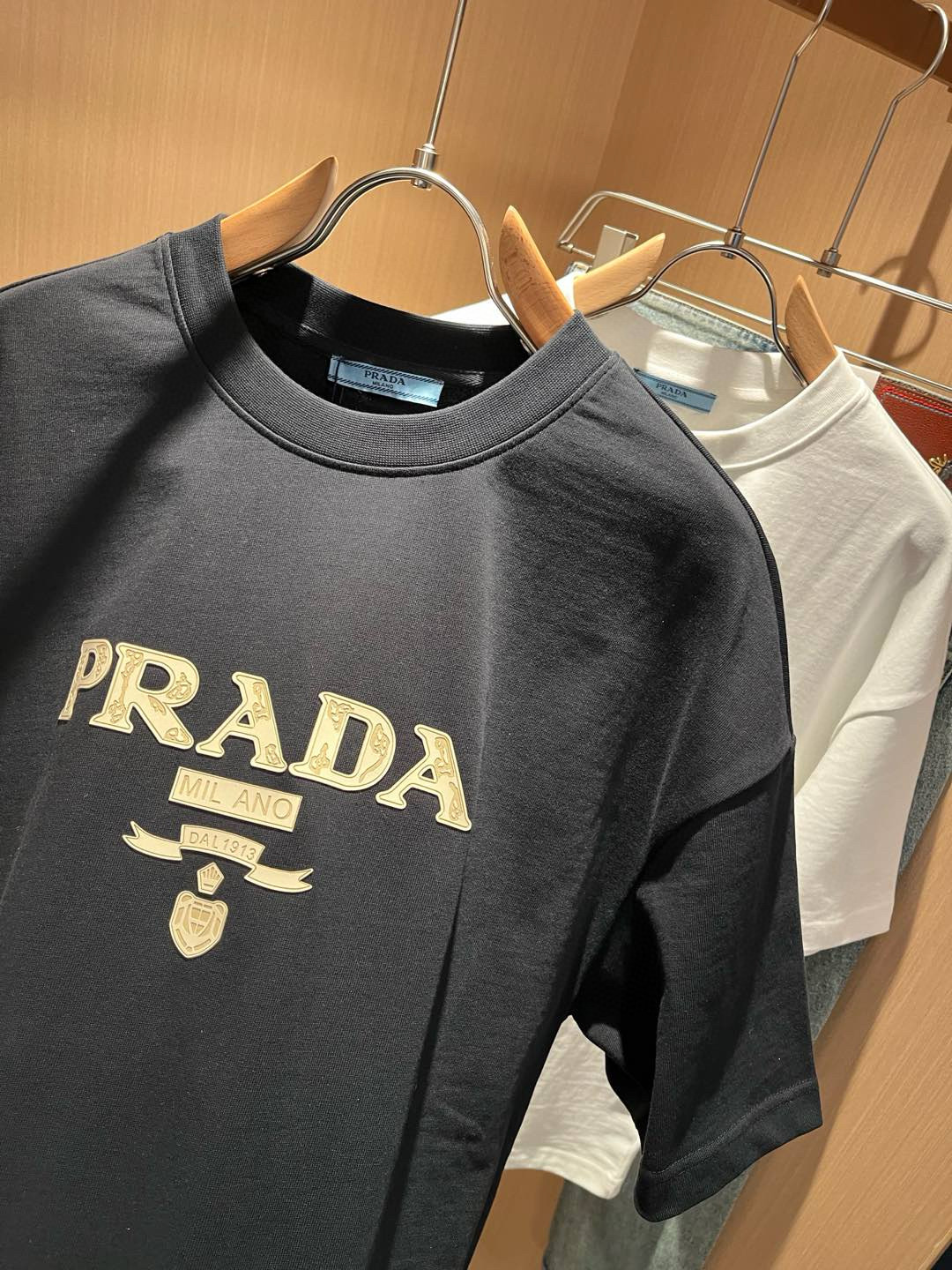 PRAD*A普*达2026春夏新款男女同款👫短袖T恤，最新款全网独家首上！！~既经典有时尚百搭，谁不爱啊