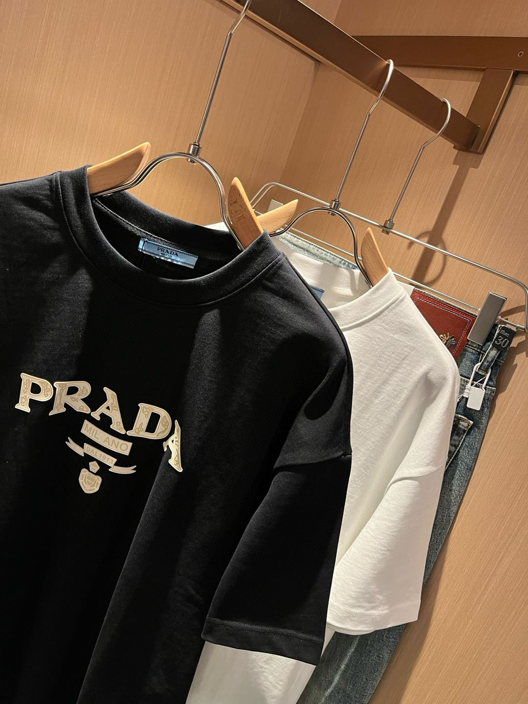 PRAD*A普*达2026春夏新款男女同款👫短袖T恤，最新款全网独家首上！！~既经典有时尚百搭，谁不爱啊