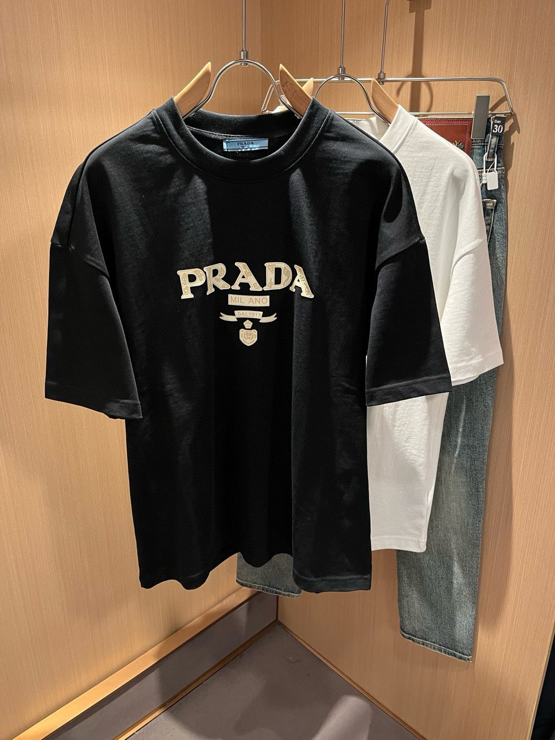 PRAD*A普*达2026春夏新款男女同款👫短袖T恤，最新款全网独家首上！！~既经典有时尚百搭，谁不爱啊
