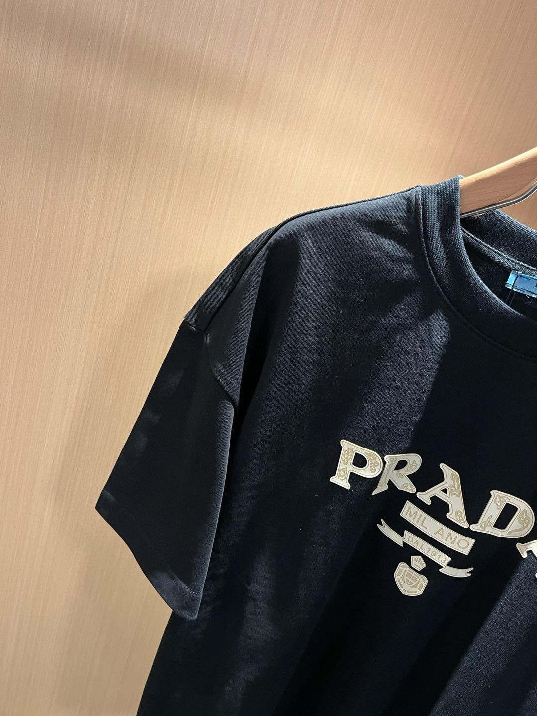 PRAD*A普*达2026春夏新款男女同款👫短袖T恤，最新款全网独家首上！！~既经典有时尚百搭，谁不爱啊