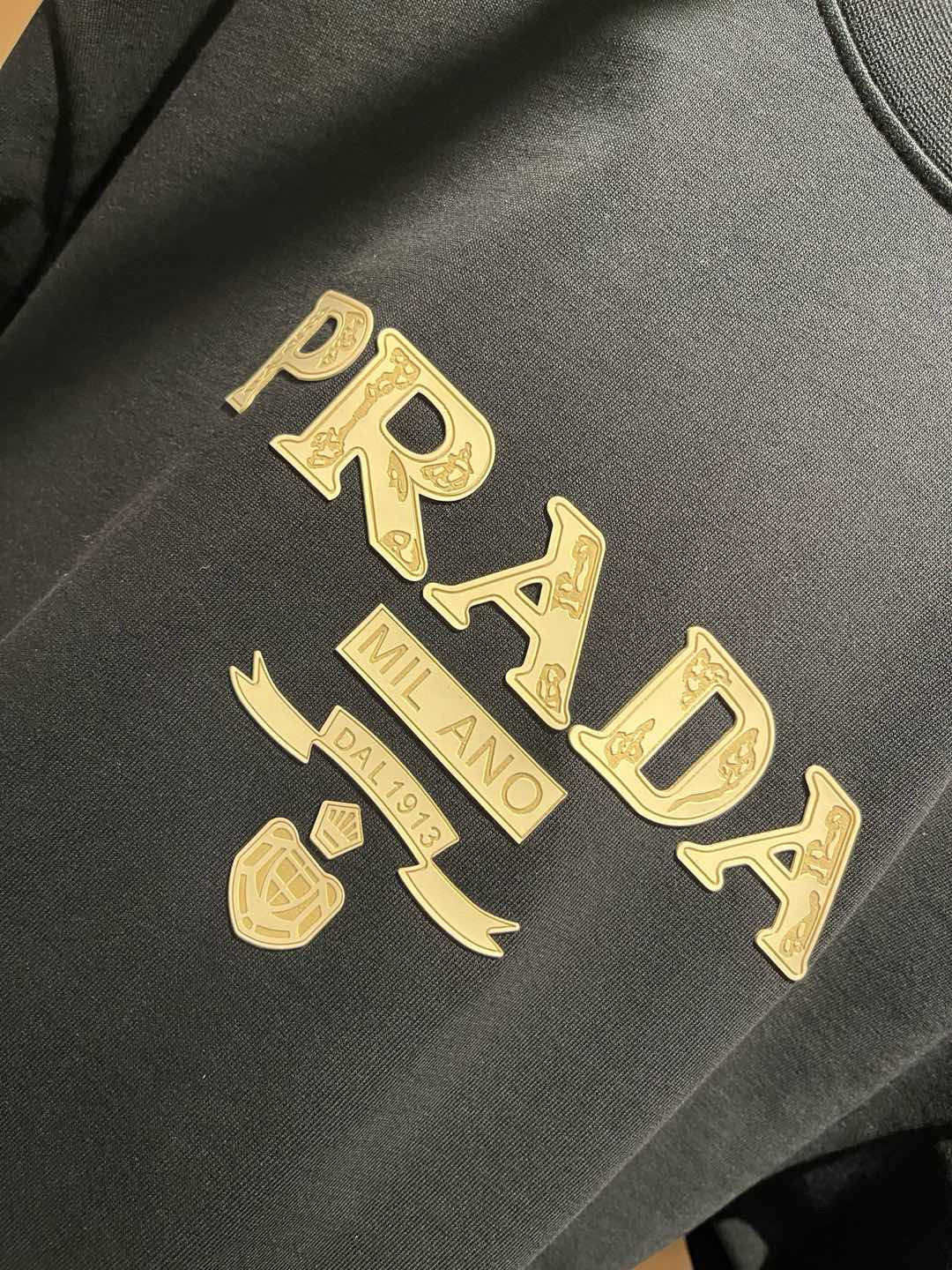 PRAD*A普*达2026春夏新款男女同款👫短袖T恤，最新款全网独家首上！！~既经典有时尚百搭，谁不爱啊