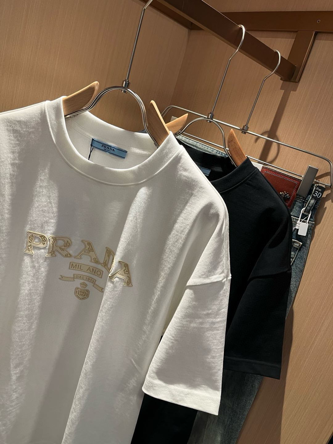 PRAD*A普*达2026春夏新款男女同款👫短袖T恤，最新款全网独家首上！！~既经典有时尚百搭，谁不爱啊