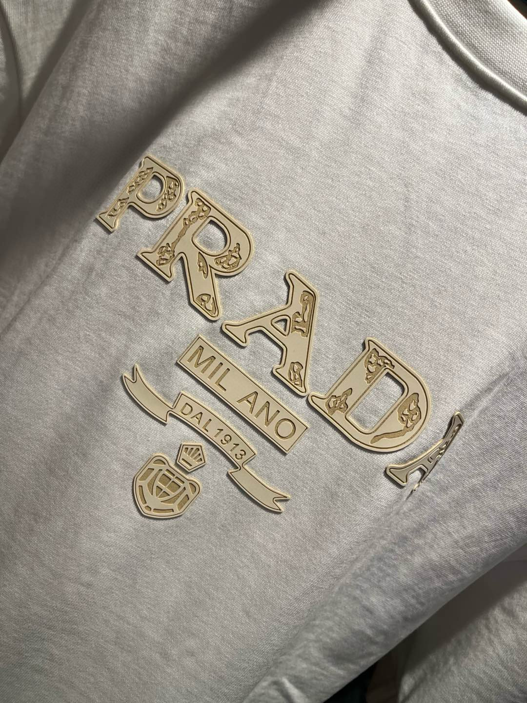 PRAD*A普*达2026春夏新款男女同款👫短袖T恤，最新款全网独家首上！！~既经典有时尚百搭，谁不爱啊