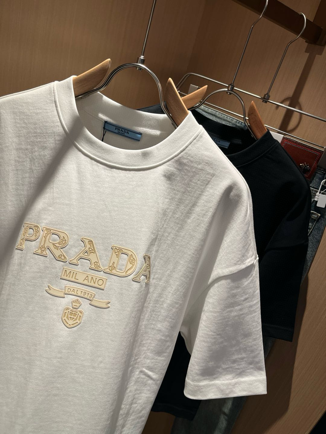 PRAD*A普*达2026春夏新款男女同款👫短袖T恤，最新款全网独家首上！！~既经典有时尚百搭，谁不爱啊