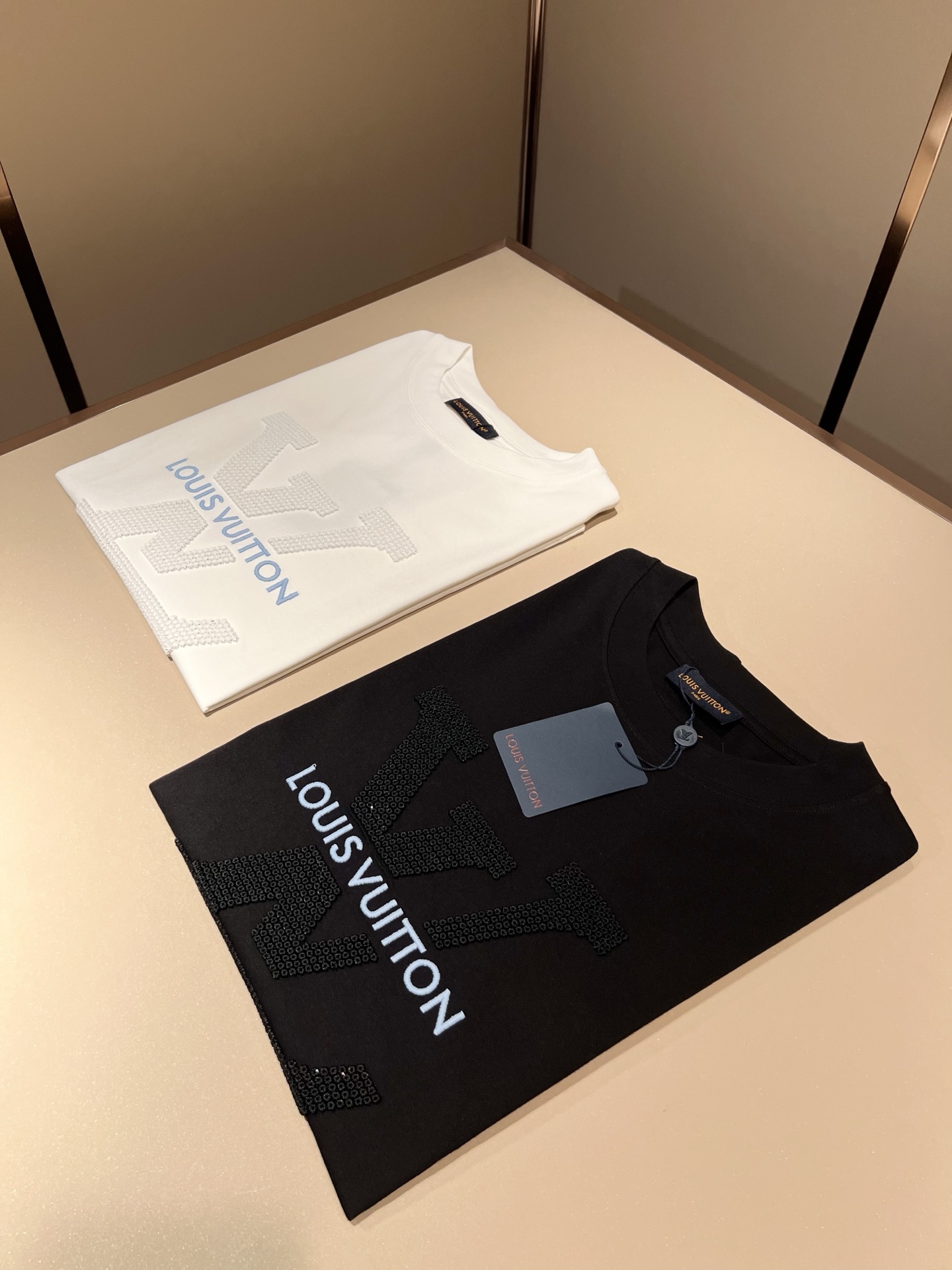 LouisVuitt*路易*登 2026春夏全新系列单品上线，非常时髦前卫的一款男女同款短袖T恤，全景标