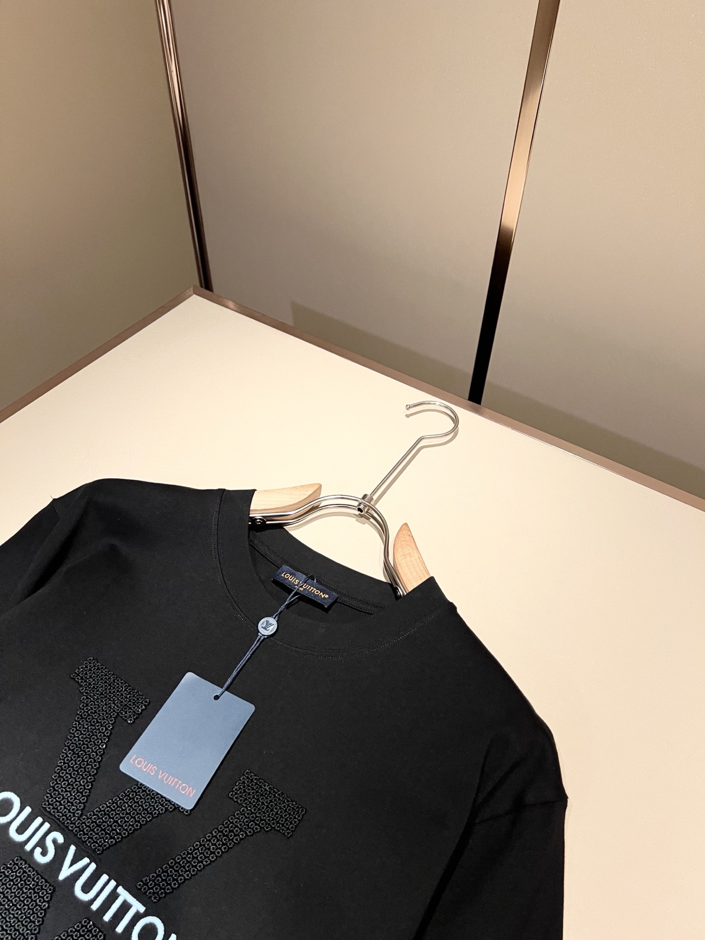 LouisVuitt*路易*登 2026春夏全新系列单品上线，非常时髦前卫的一款男女同款短袖T恤，全景标