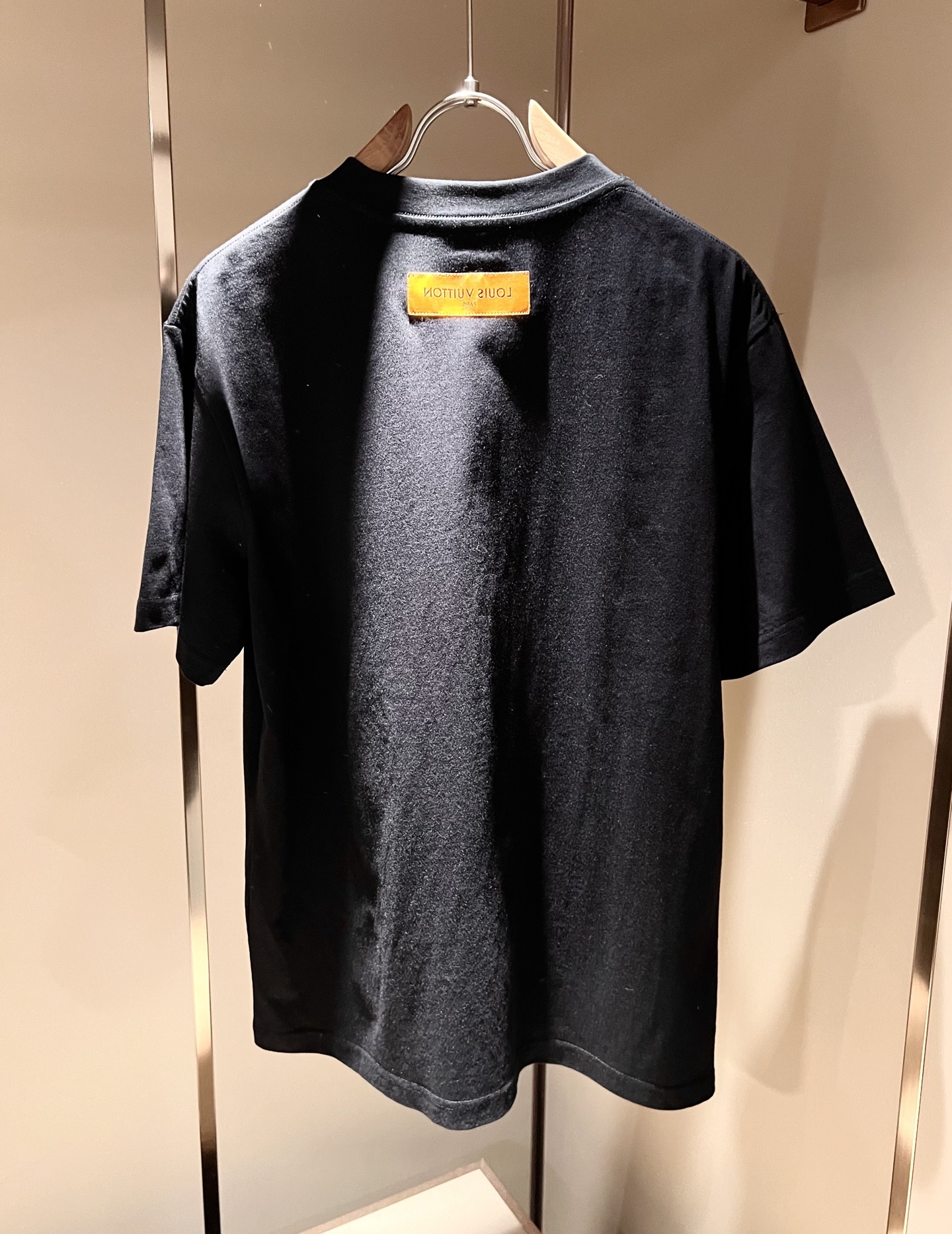 LouisVuitt*路易*登 2026春夏全新系列单品上线，非常时髦前卫的一款男女同款短袖T恤，全景标