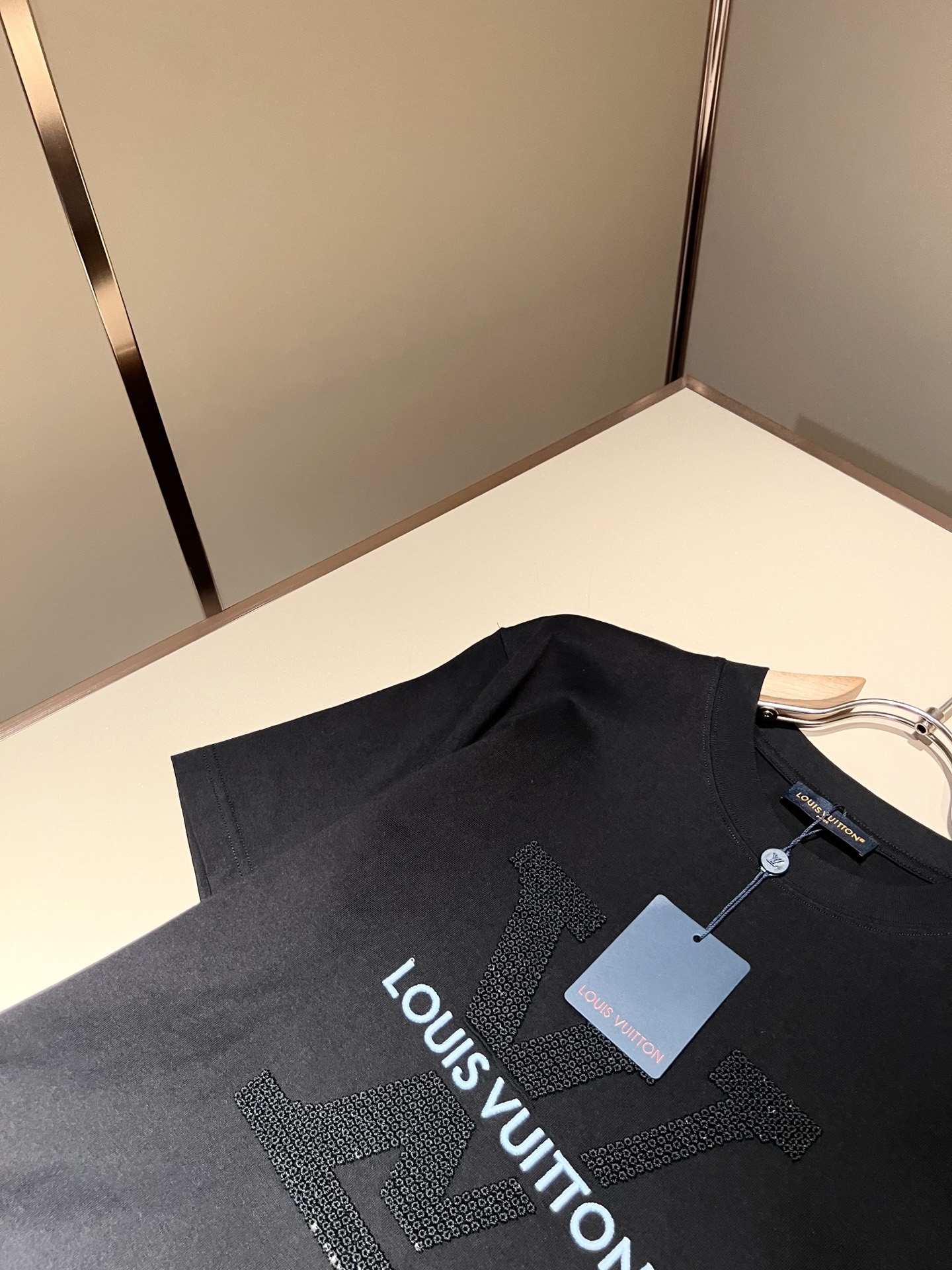LouisVuitt*路易*登 2026春夏全新系列单品上线，非常时髦前卫的一款男女同款短袖T恤，全景标
