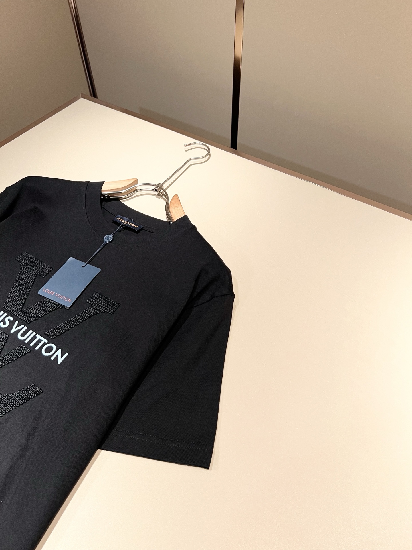 LouisVuitt*路易*登 2026春夏全新系列单品上线，非常时髦前卫的一款男女同款短袖T恤，全景标
