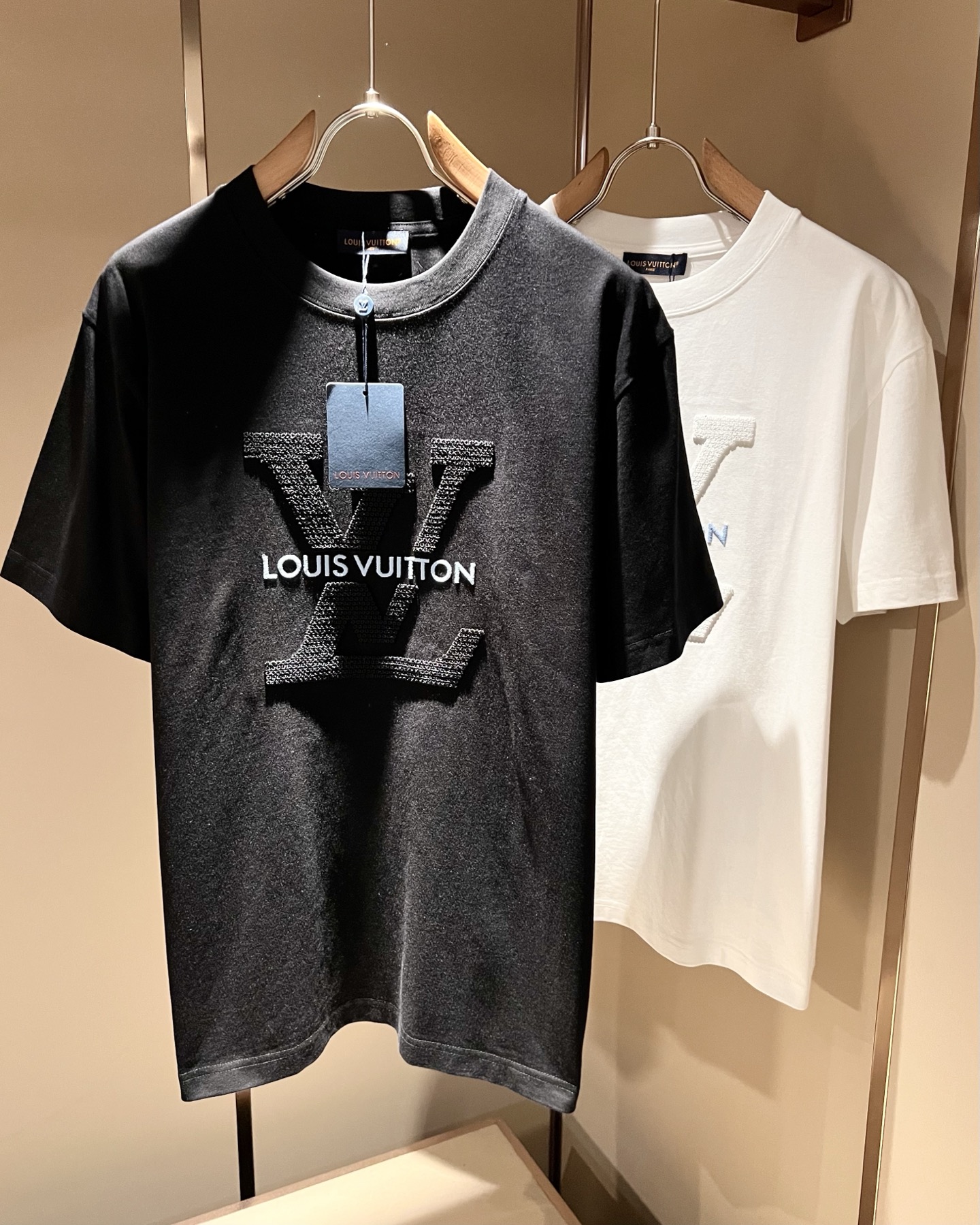 LouisVuitt*路易*登 2026春夏全新系列单品上线，非常时髦前卫的一款男女同款短袖T恤，全景标