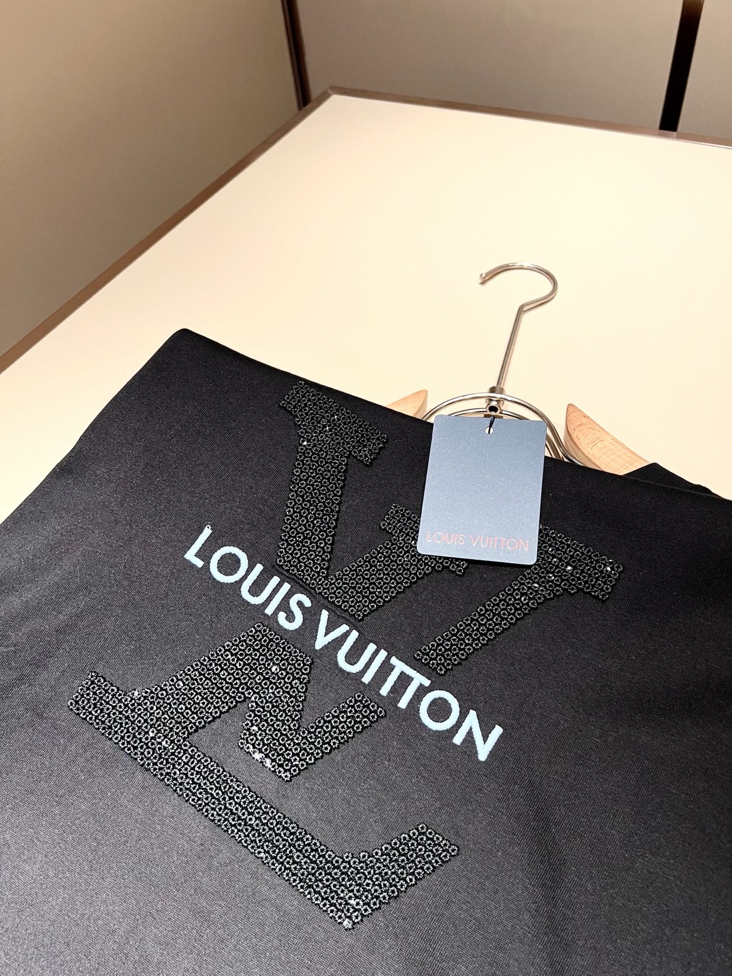 LouisVuitt*路易*登 2026春夏全新系列单品上线，非常时髦前卫的一款男女同款短袖T恤，全景标
