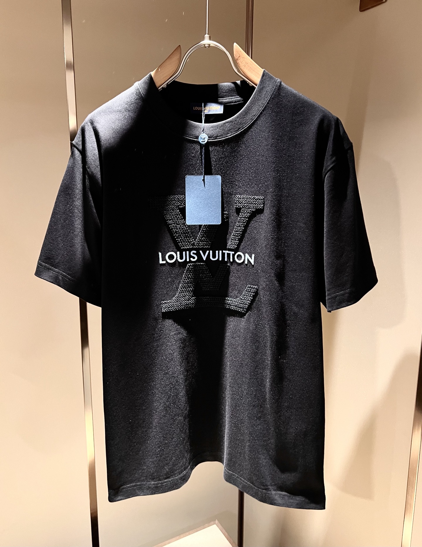 LouisVuitt*路易*登 2026春夏全新系列单品上线，非常时髦前卫的一款男女同款短袖T恤，全景标