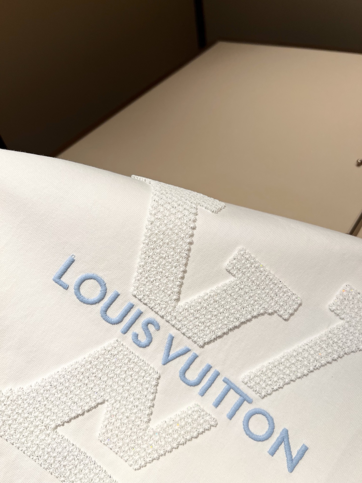 LouisVuitt*路易*登 2026春夏全新系列单品上线，非常时髦前卫的一款男女同款短袖T恤，全景标