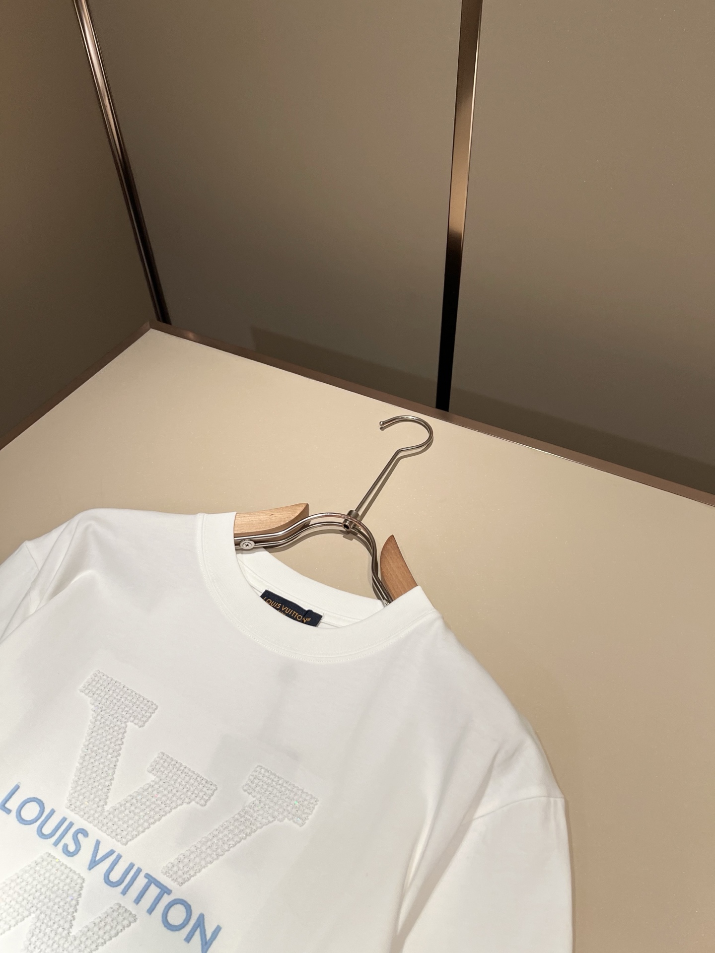 LouisVuitt*路易*登 2026春夏全新系列单品上线，非常时髦前卫的一款男女同款短袖T恤，全景标