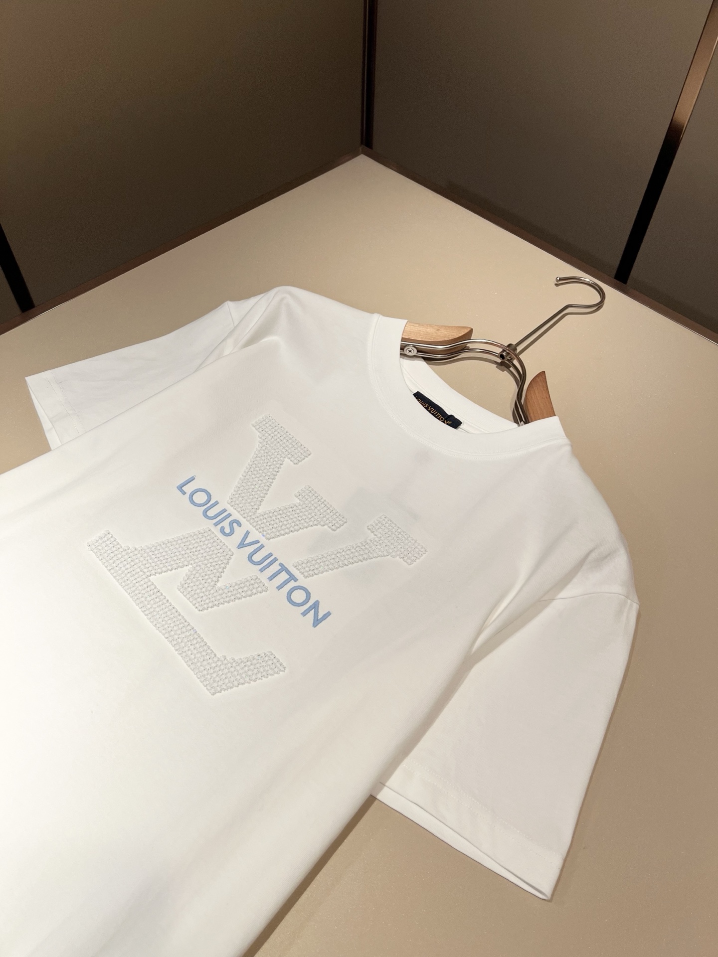 LouisVuitt*路易*登 2026春夏全新系列单品上线，非常时髦前卫的一款男女同款短袖T恤，全景标